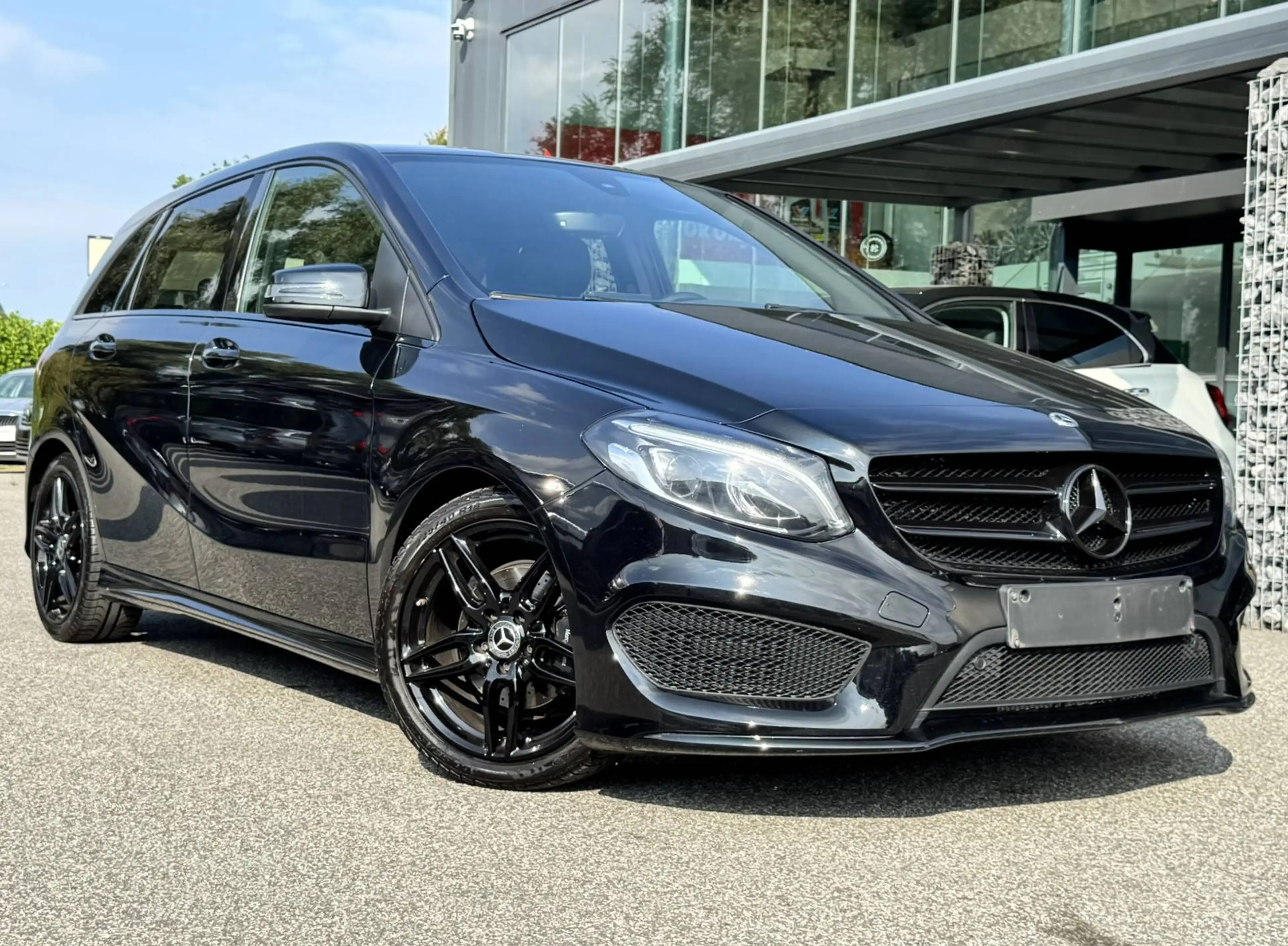 Mercedes-Benz B 200 AMG LINE / BLACK PACK / NAVIGATIE / CAMERA / PDC / WAARBORG