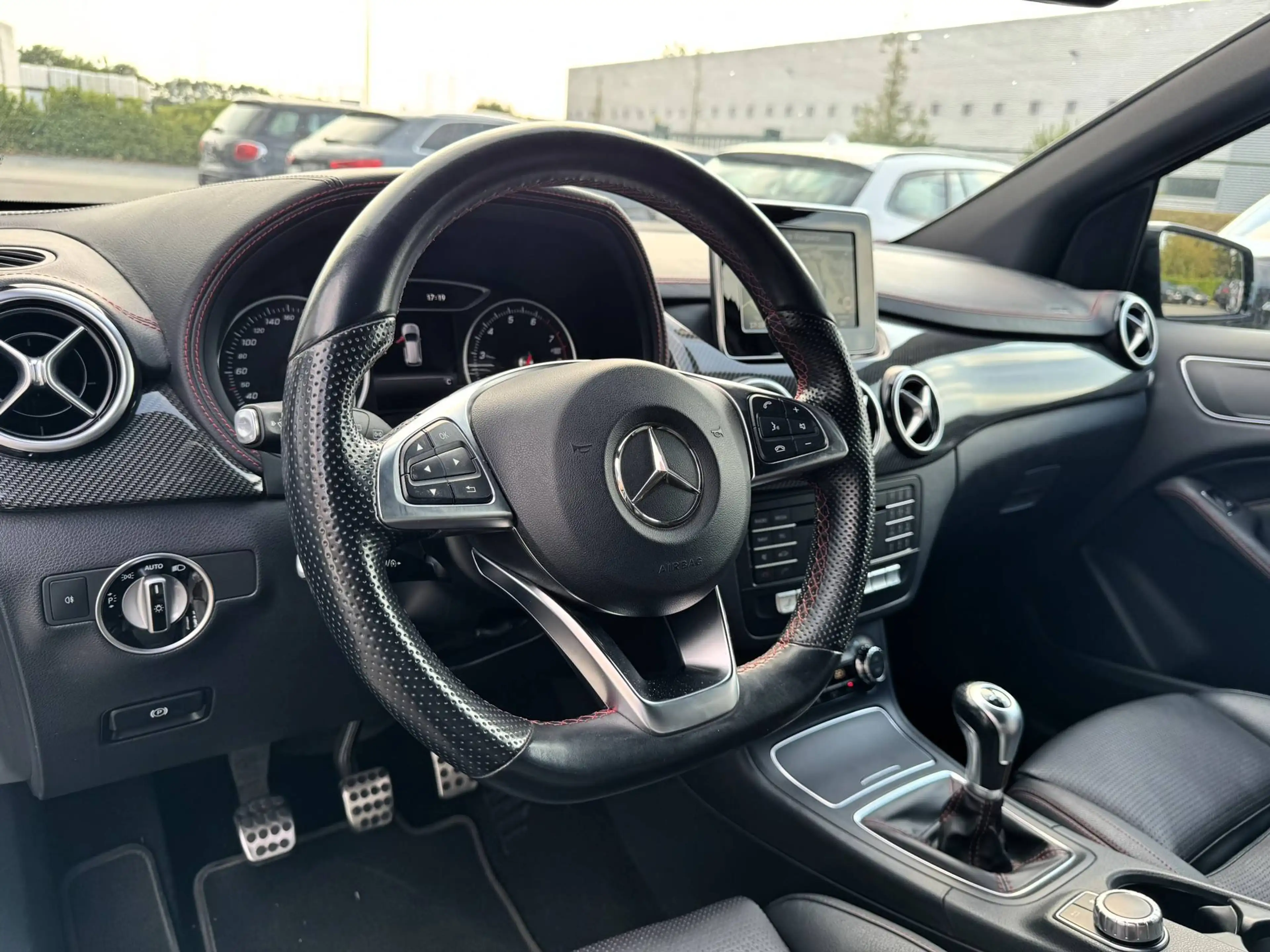 Mercedes-Benz B 200 AMG LINE / BLACK PACK / NAVIGATIE / CAMERA / PDC / WAARBORG — photo 13