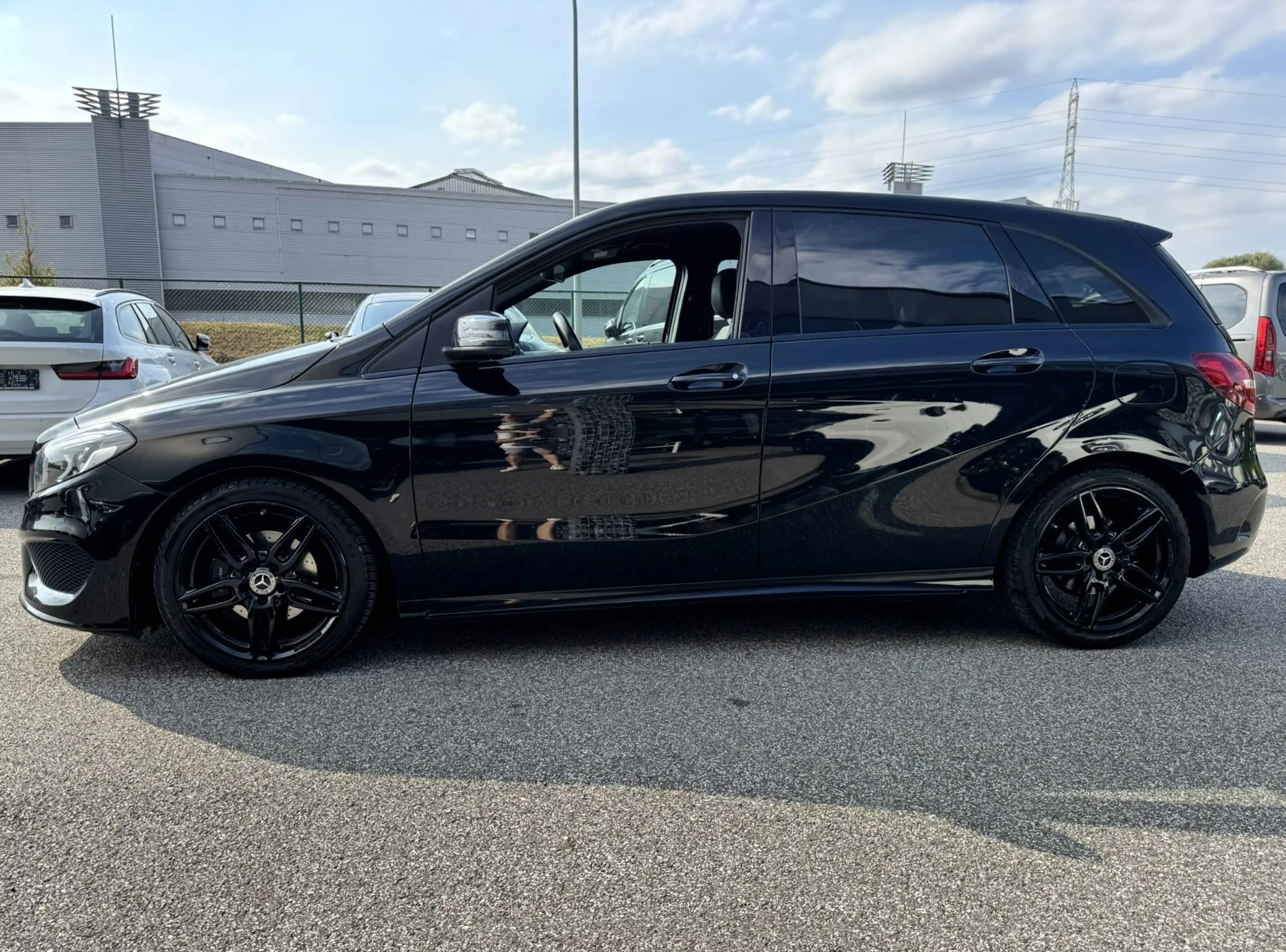 Mercedes-Benz B 200 AMG LINE / BLACK PACK / NAVIGATIE / CAMERA / PDC / WAARBORG — photo 4