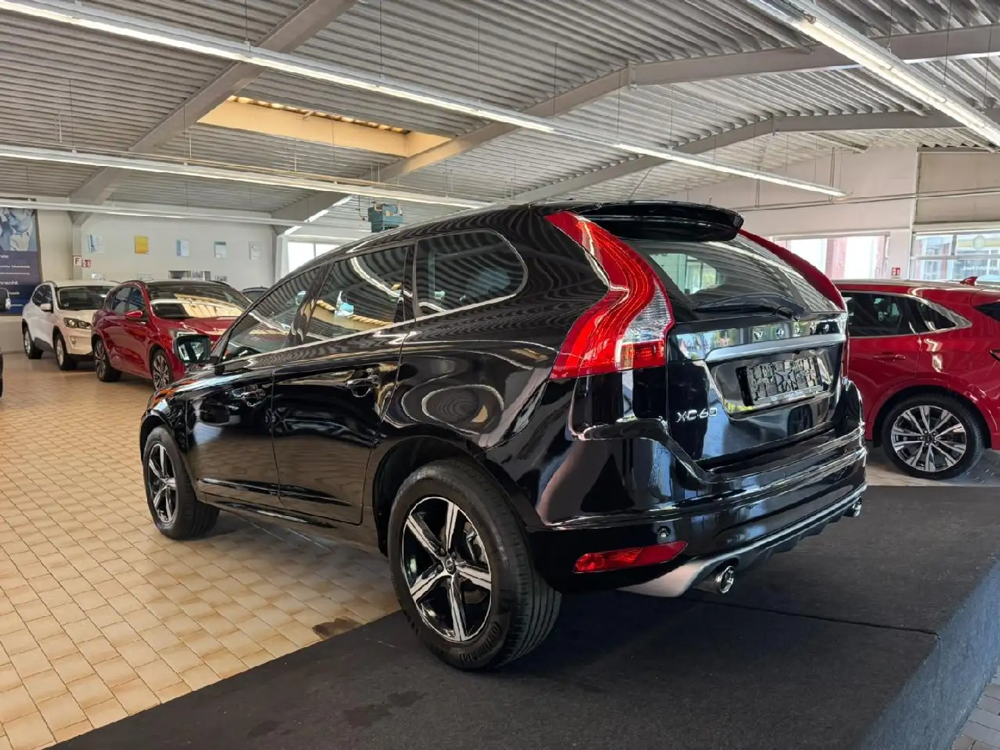 Volvo XC60 D4 R-Design *eHeck-Kamera-Navi-SHZ* Noir - 2