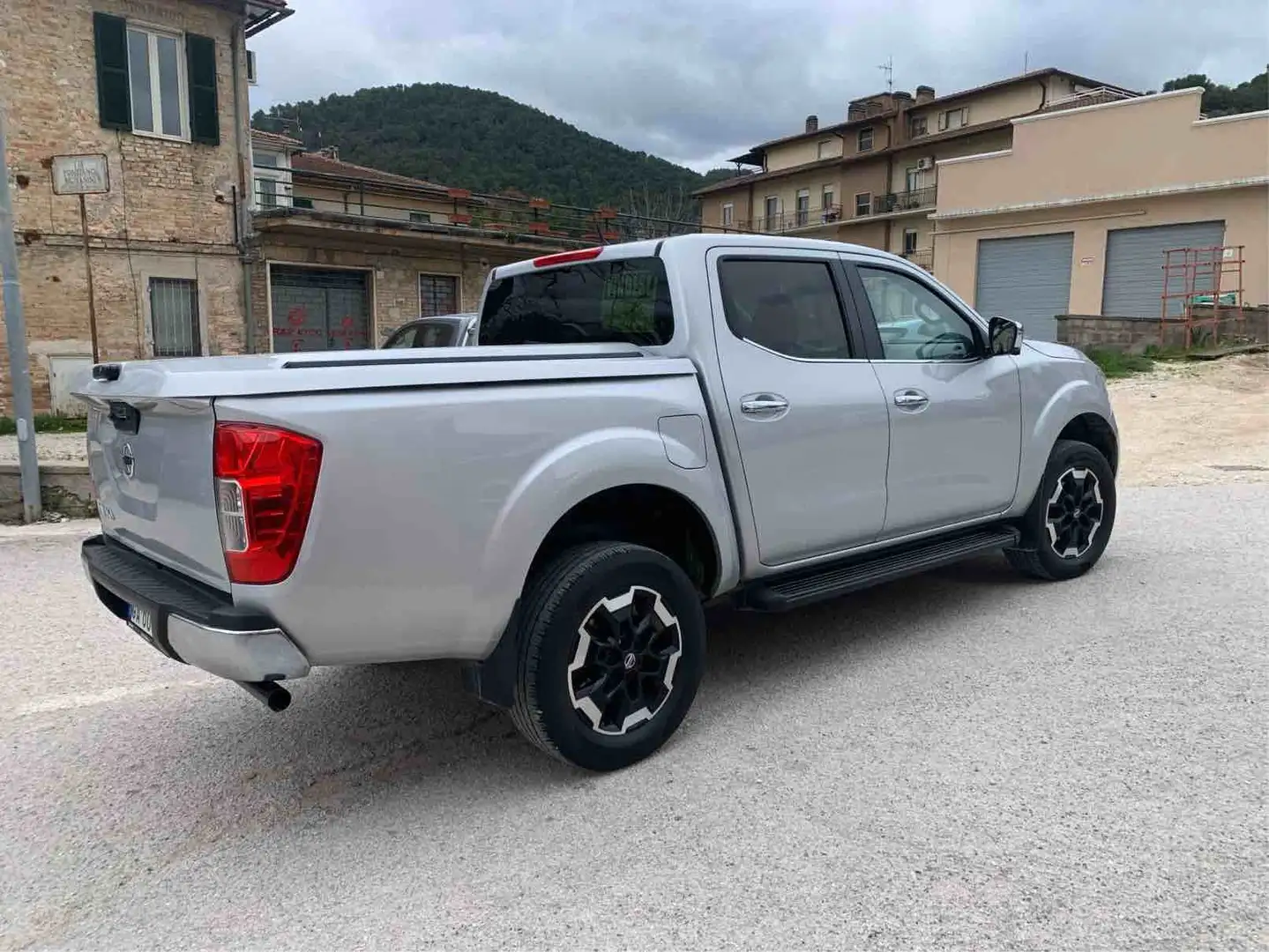 Nissan Navara 2.3 dci double cab Uniprop N-Connecta 4wd 190cv Срібний - 2