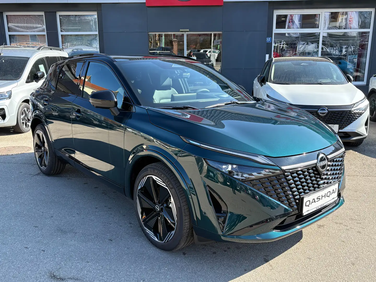 Nissan Qashqai Qashqai 1,3 DIG-T MHEV 4x4 N-Design+ Xtronic Grün - 1