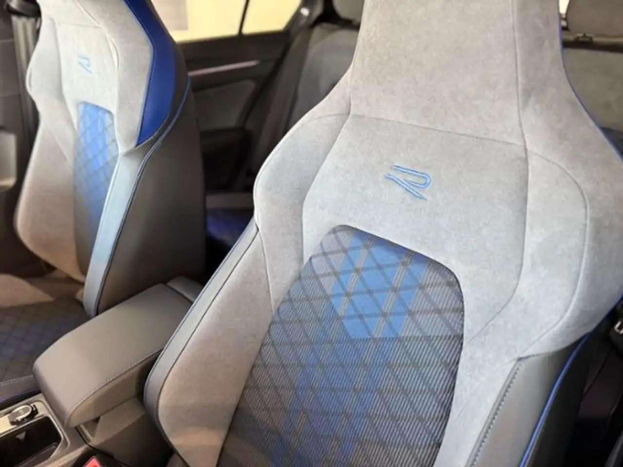 Volkswagen Golf R 2.0 TSI 4Motion | DCC | Matrix | ACC 14