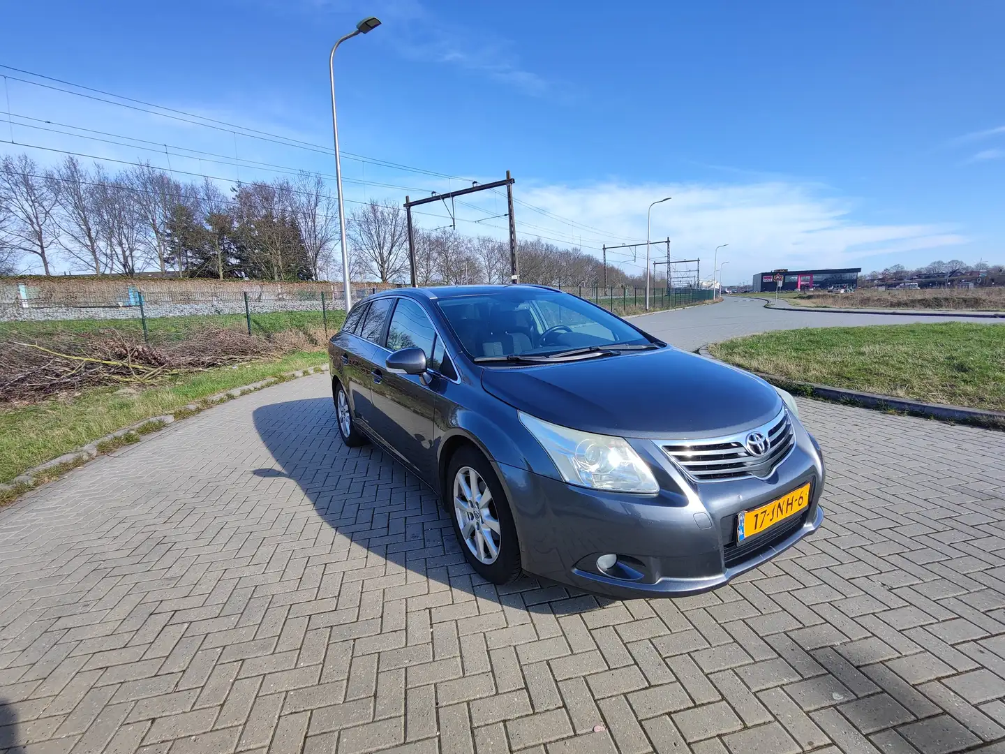 Toyota Avensis 1.8 VVTi Panoramic Grijs - 1