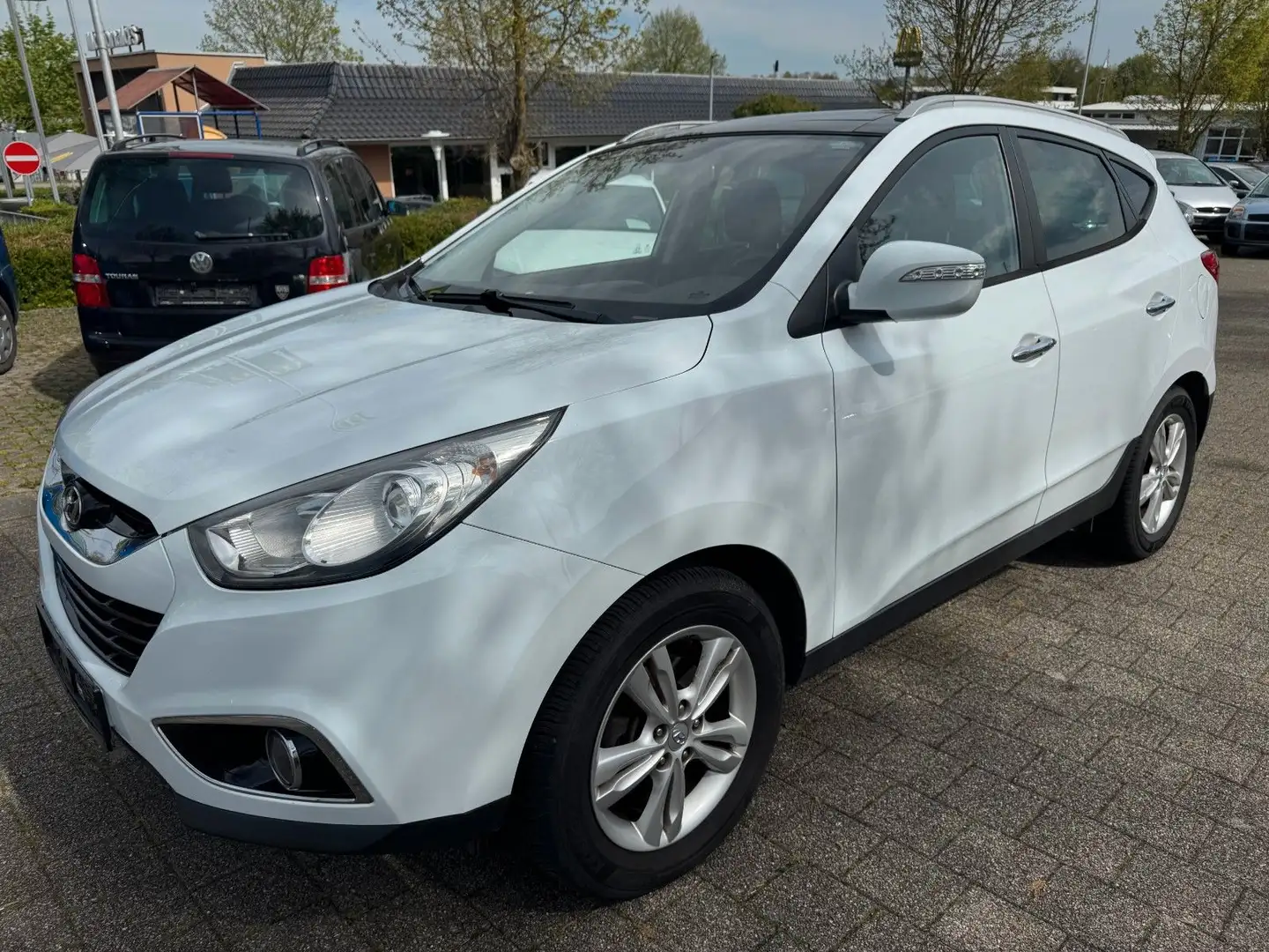 Hyundai iX35 2.0 CRDi Premium 4WD *NAVI*LEDER*PANORAMA* Weiß - 1