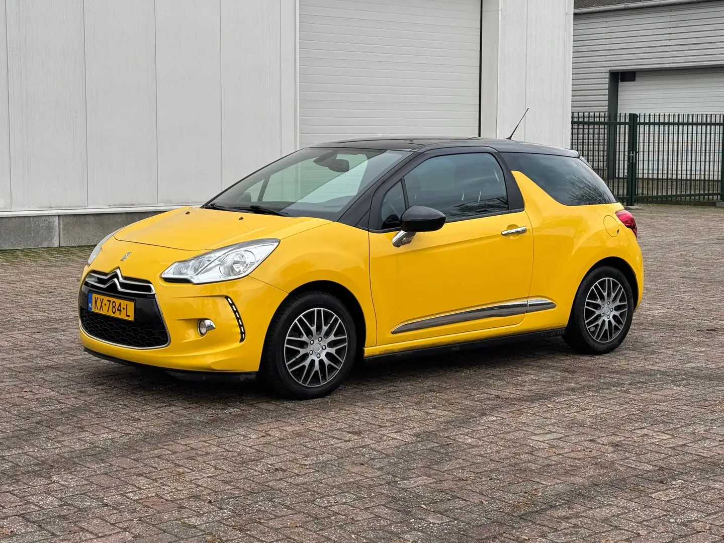Citroen DS3 1.6 VTi So Chic Žlutá - 1
