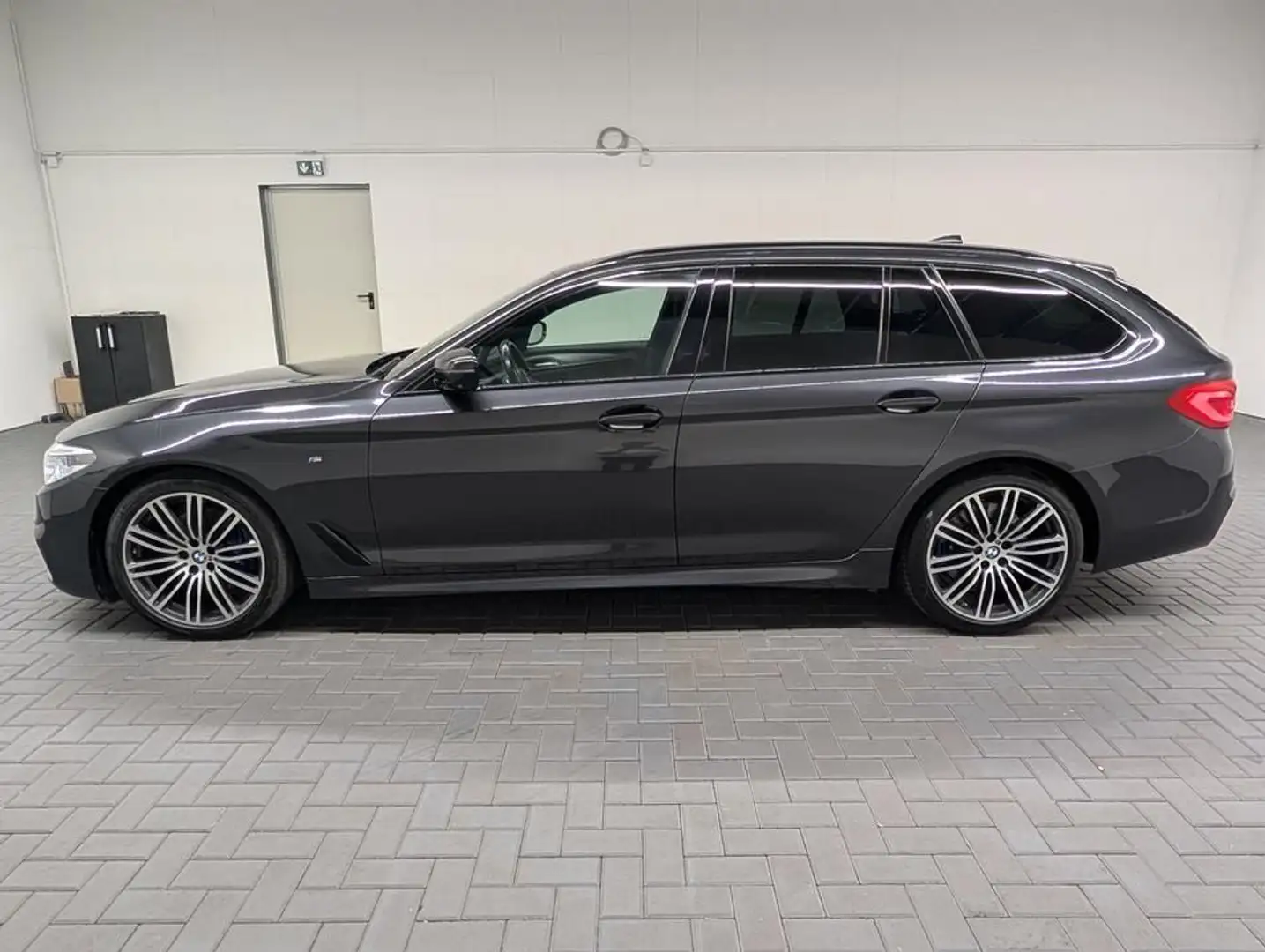 BMW 530 d Touring M-Sport LED/HUD/Standhz/AHK/VirCo/3 Grau - 2