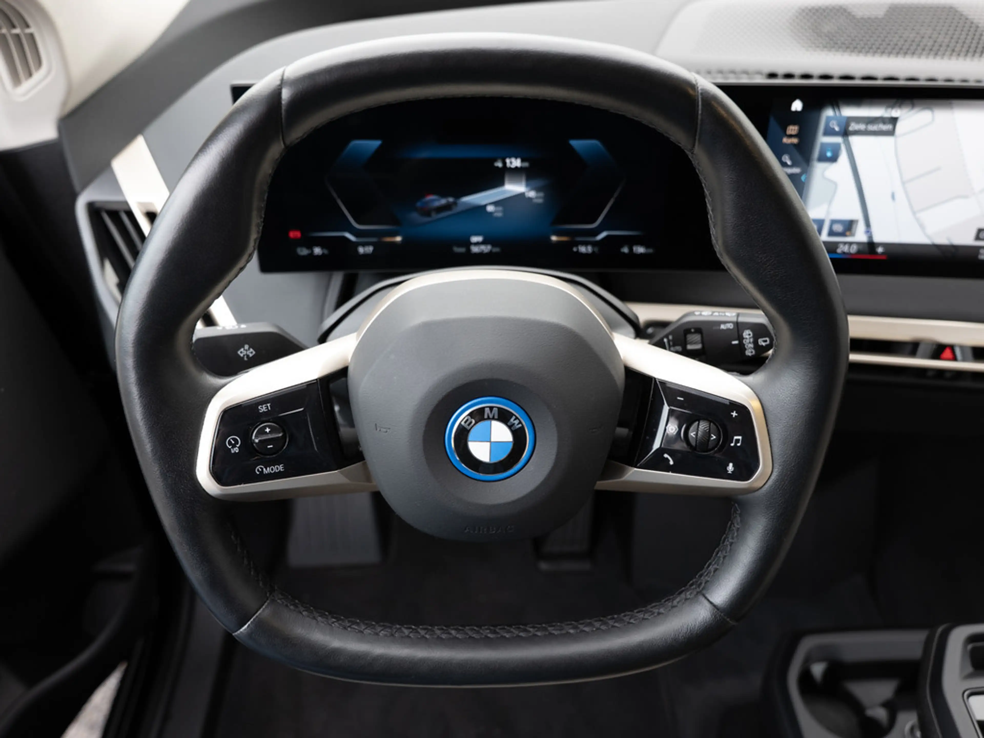 BMW iX xDrive40 Sport AHK HUD 360° LED ACC NAVI — photo 13