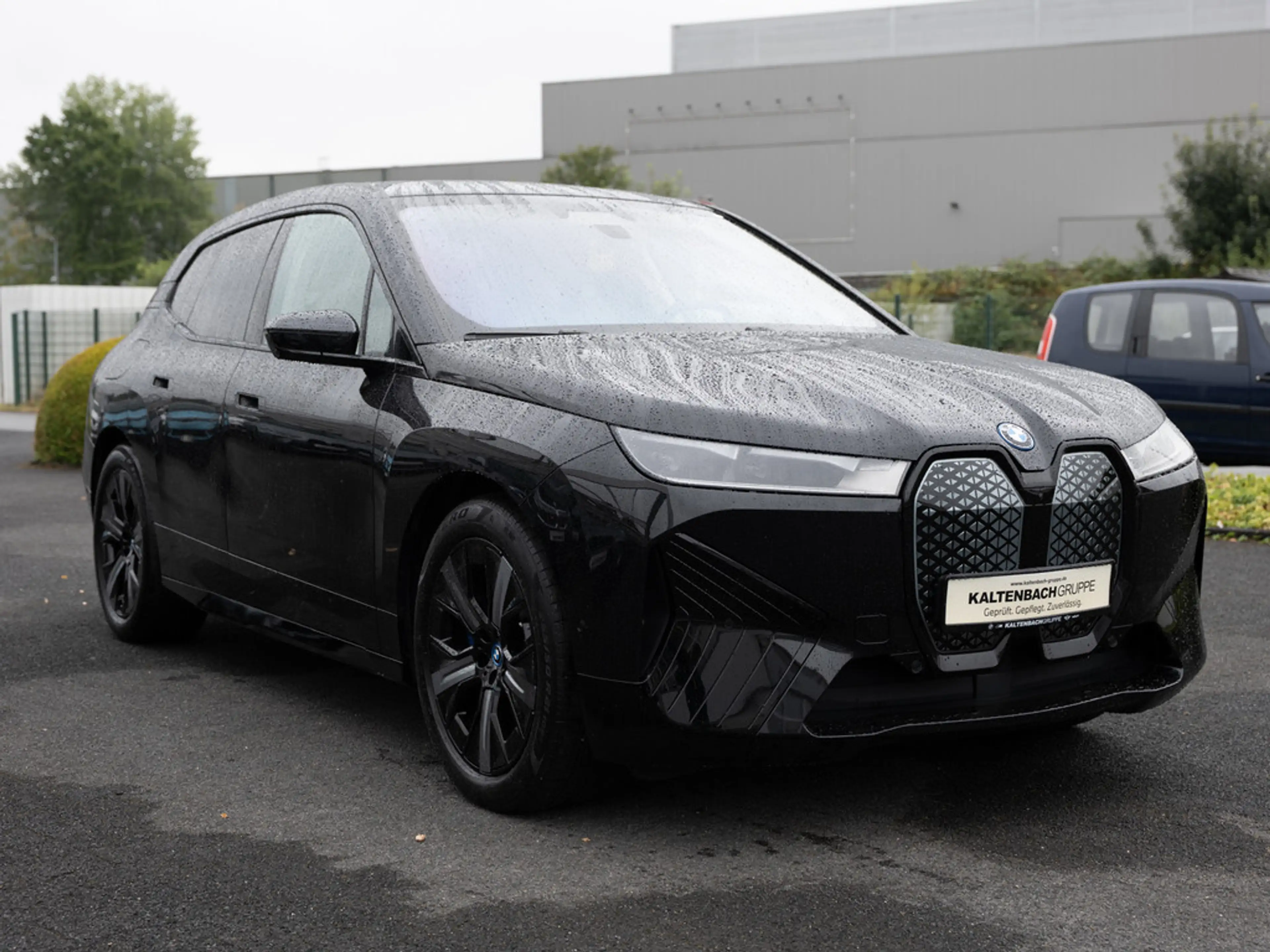 BMW iX xDrive40 Sport AHK HUD 360° LED ACC NAVI — photo 4