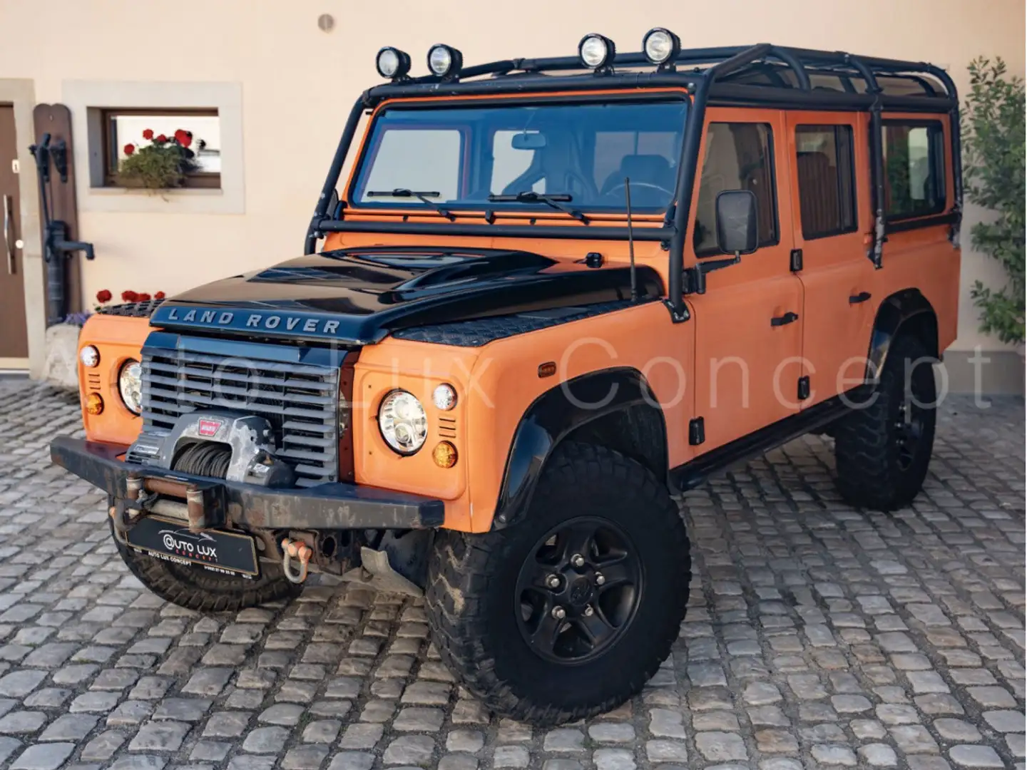 Land Rover Defender 110 2.4 TD4 122 Station Wagon SE Noir - 1