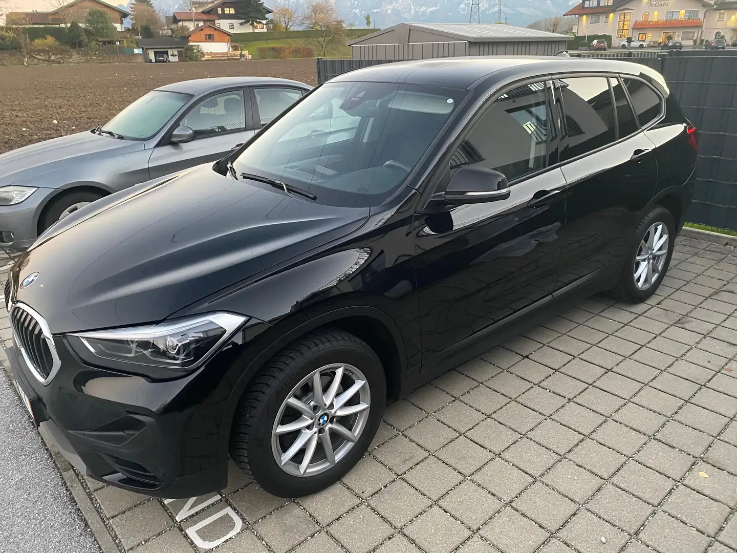 BMW X1 X1 sDrive18i Advantage Aut. Advantage Schwarz - 2