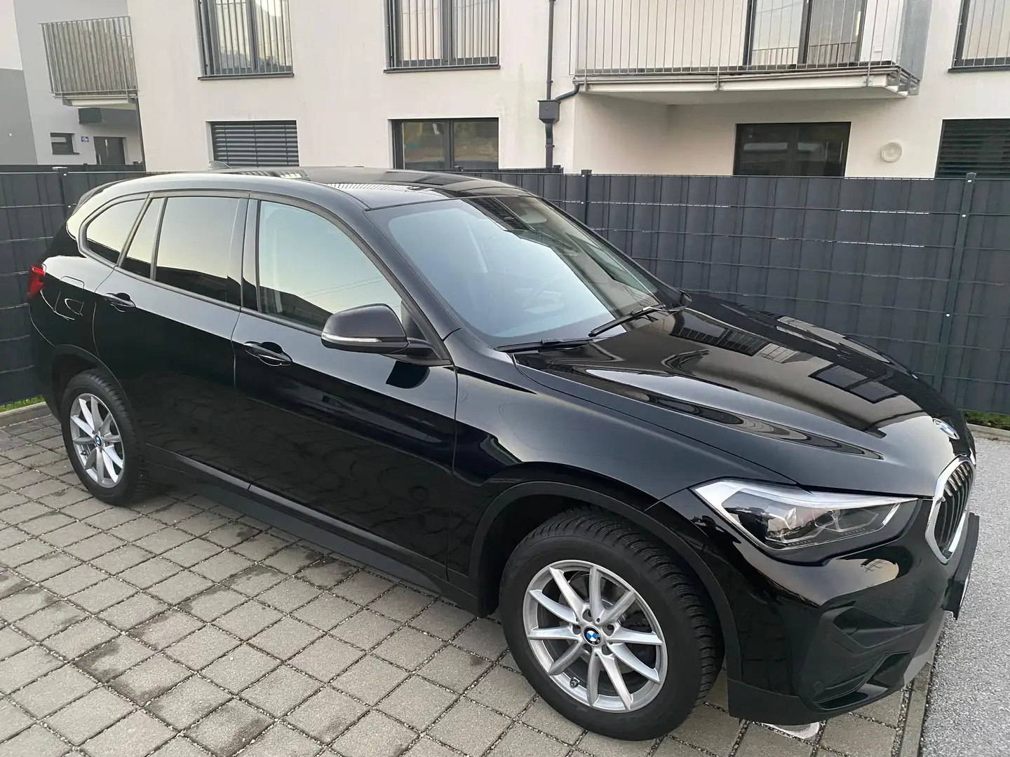 BMW X1 X1 sDrive18i Advantage Aut. Advantage Schwarz - 1