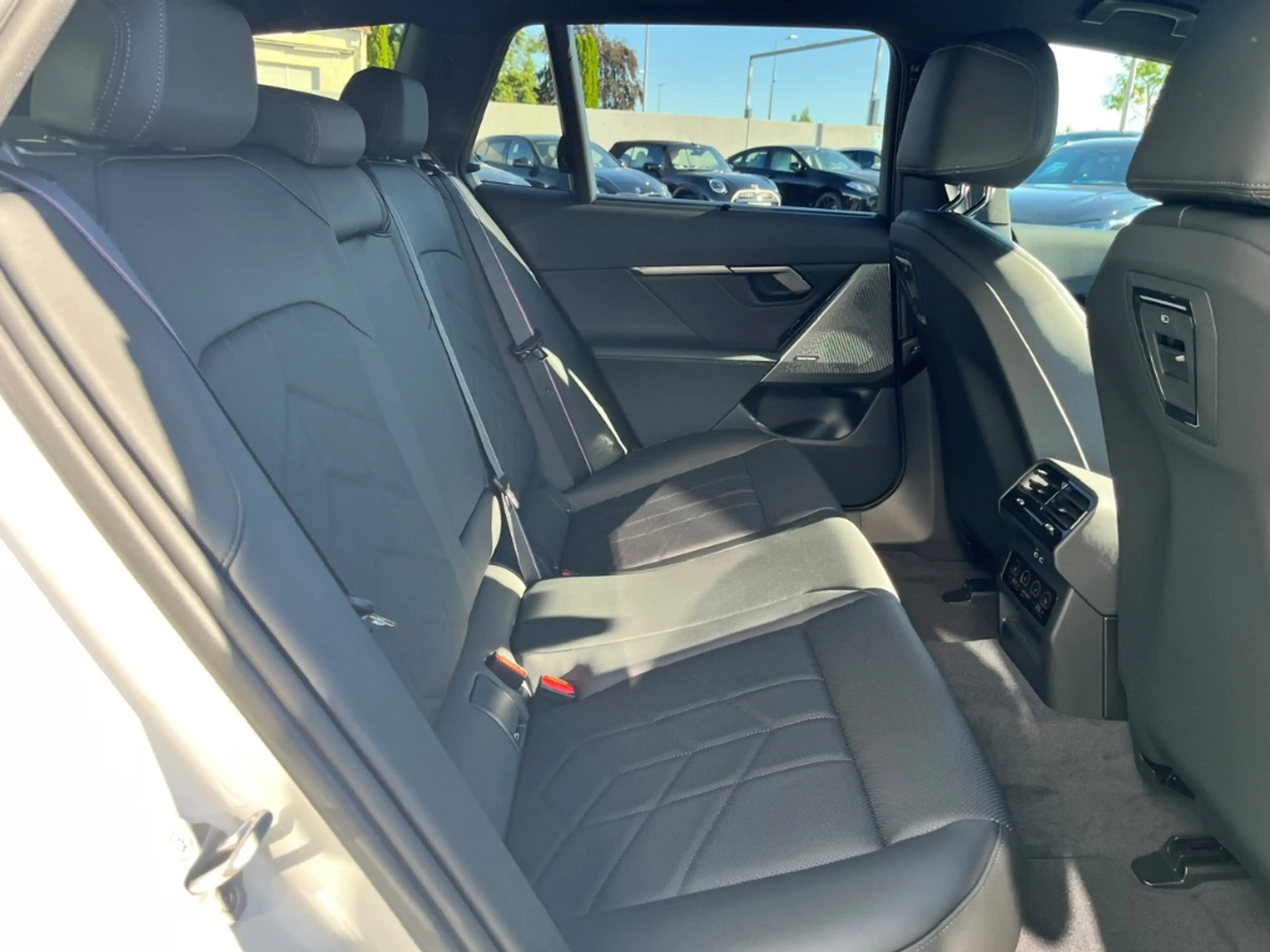 BMW i5 eDrive40 Sportpaket HUD AD AHK-el. klappb. AHK-kla — photo 7