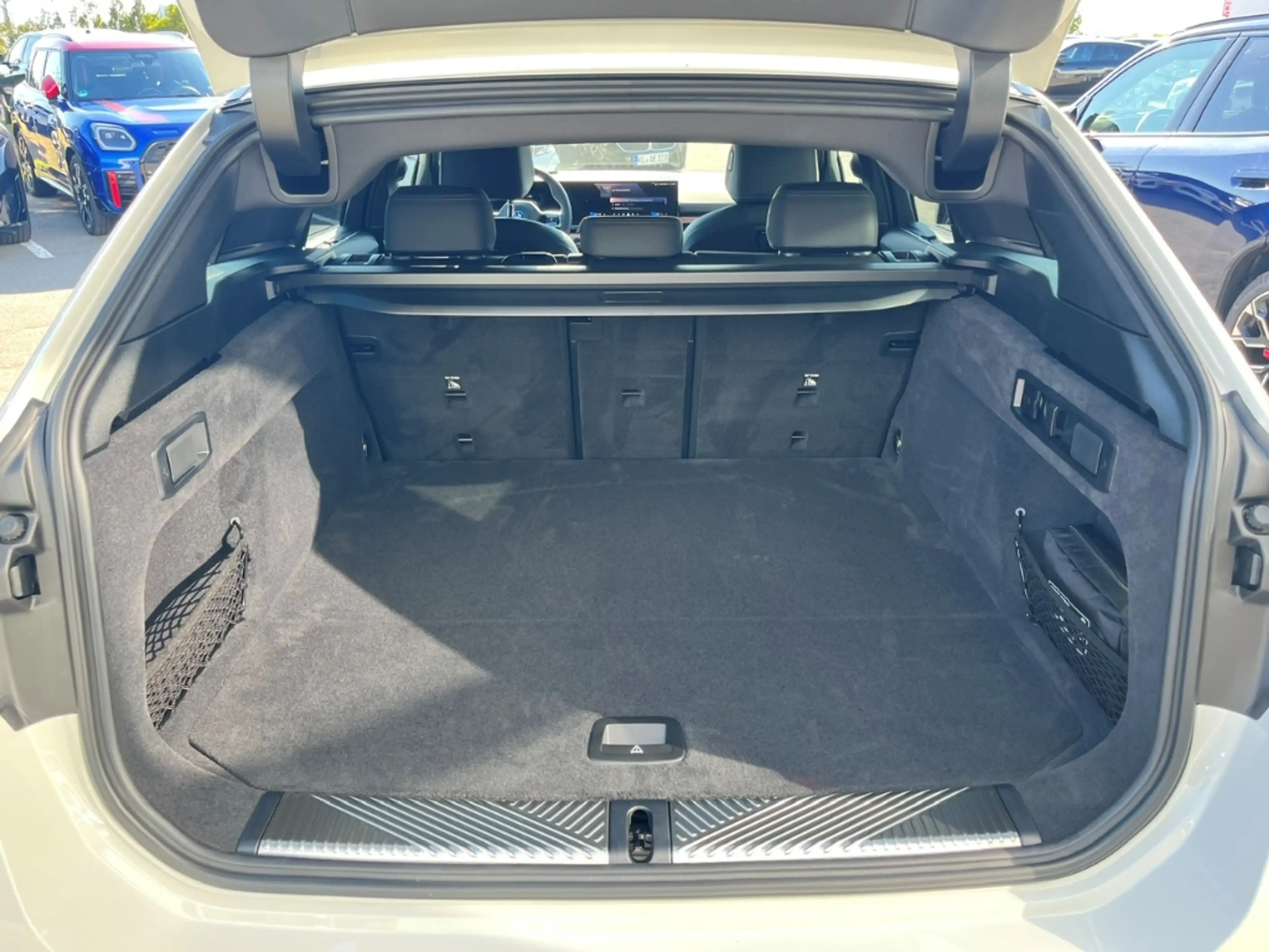 BMW i5 eDrive40 Sportpaket HUD AD AHK-el. klappb. AHK-kla — photo 6