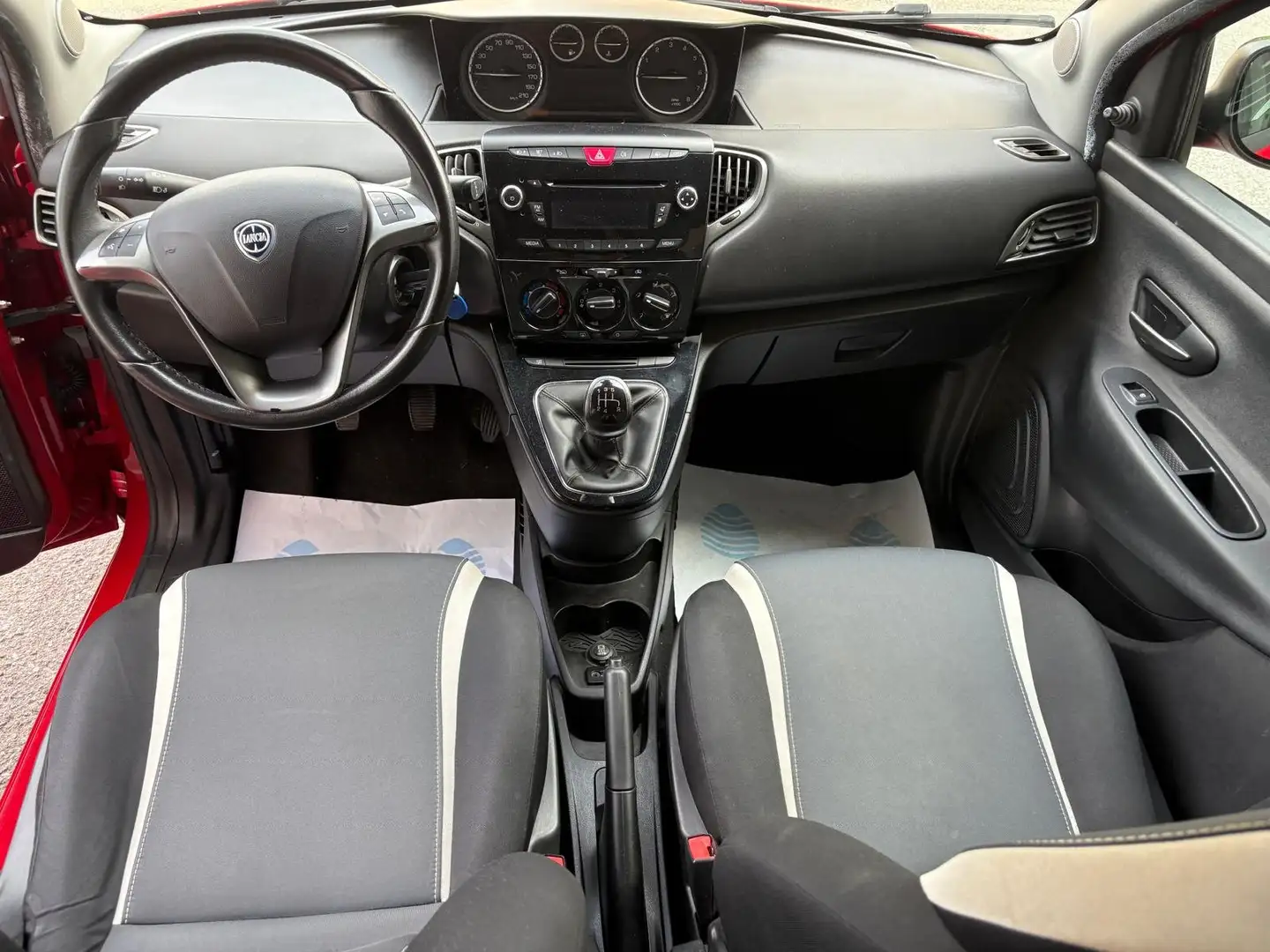 Lancia Ypsilon Ypsilon 1.2 8v Elefantino 69cv my14 Rojo - 2