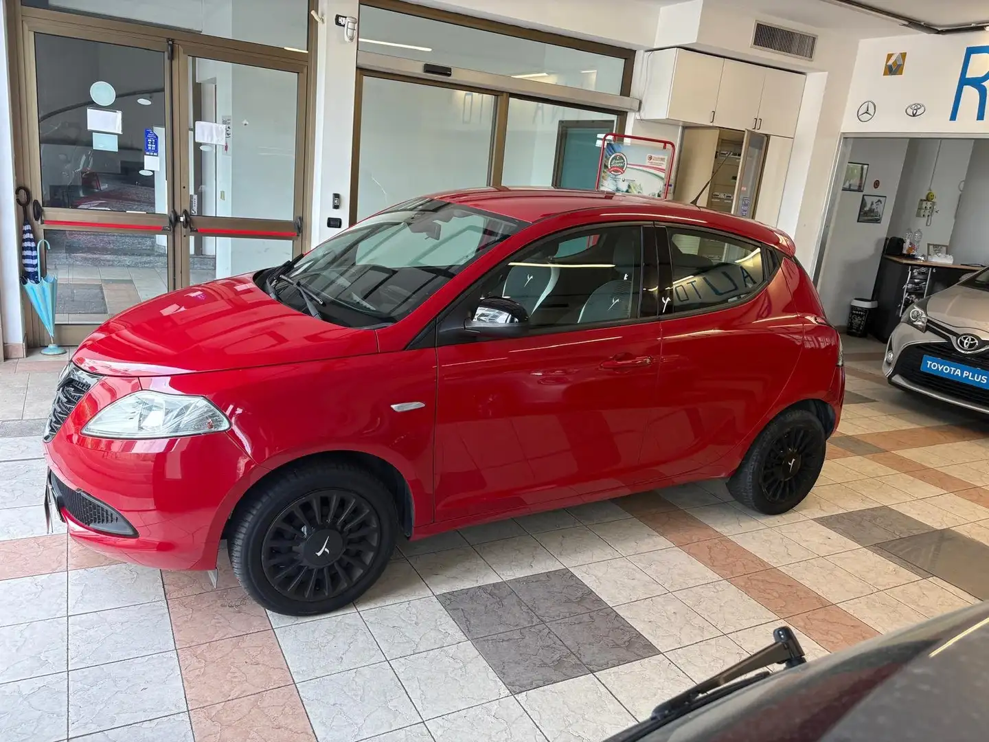 Lancia Ypsilon Ypsilon 1.2 8v Elefantino 69cv my14 Rojo - 1