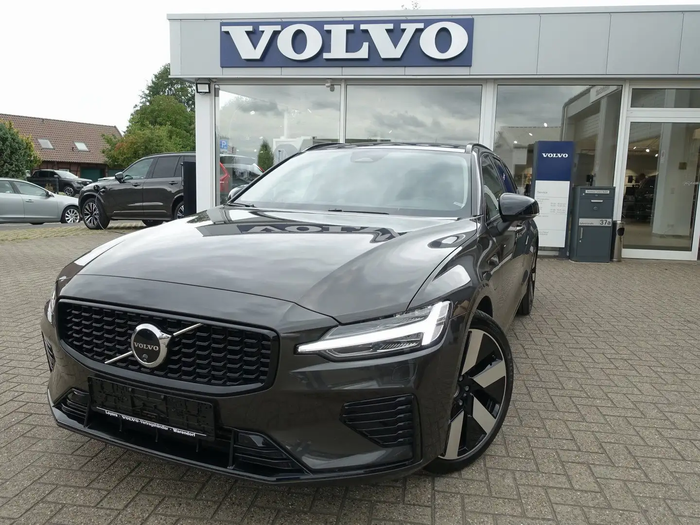 Volvo V60 Ultra Dark T6 AWD Plug-in Hybrid/B&W/360° Grau - 1