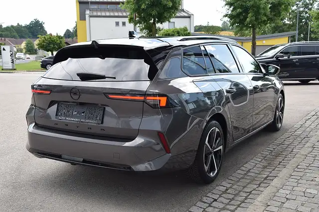 Opel Astra view 3
