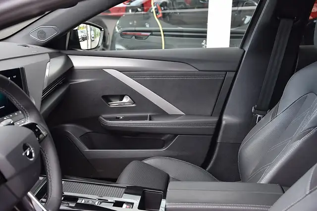 Opel Astra view 5