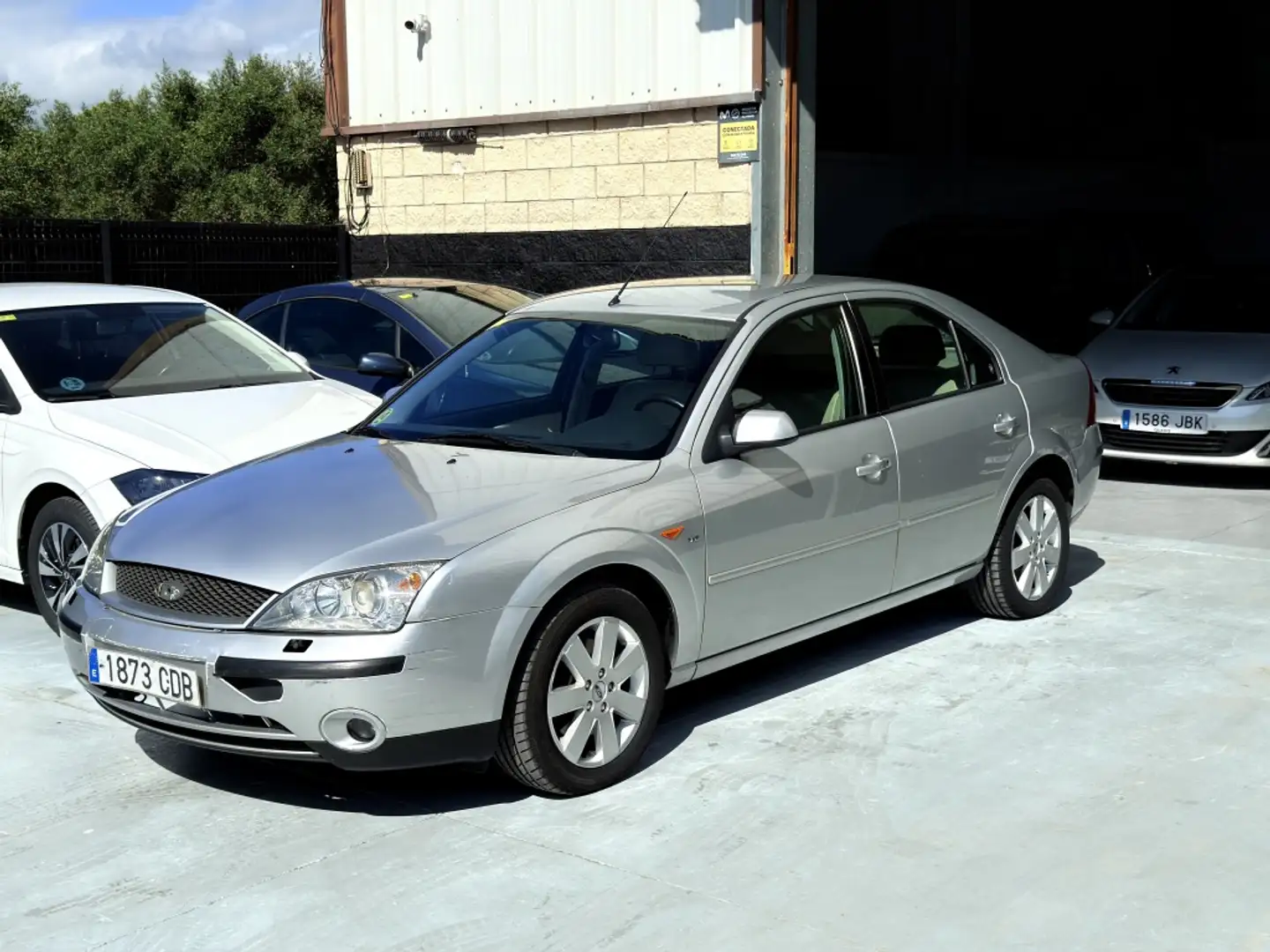 Ford Mondeo 2.5i V6 Ghia Grau - 2