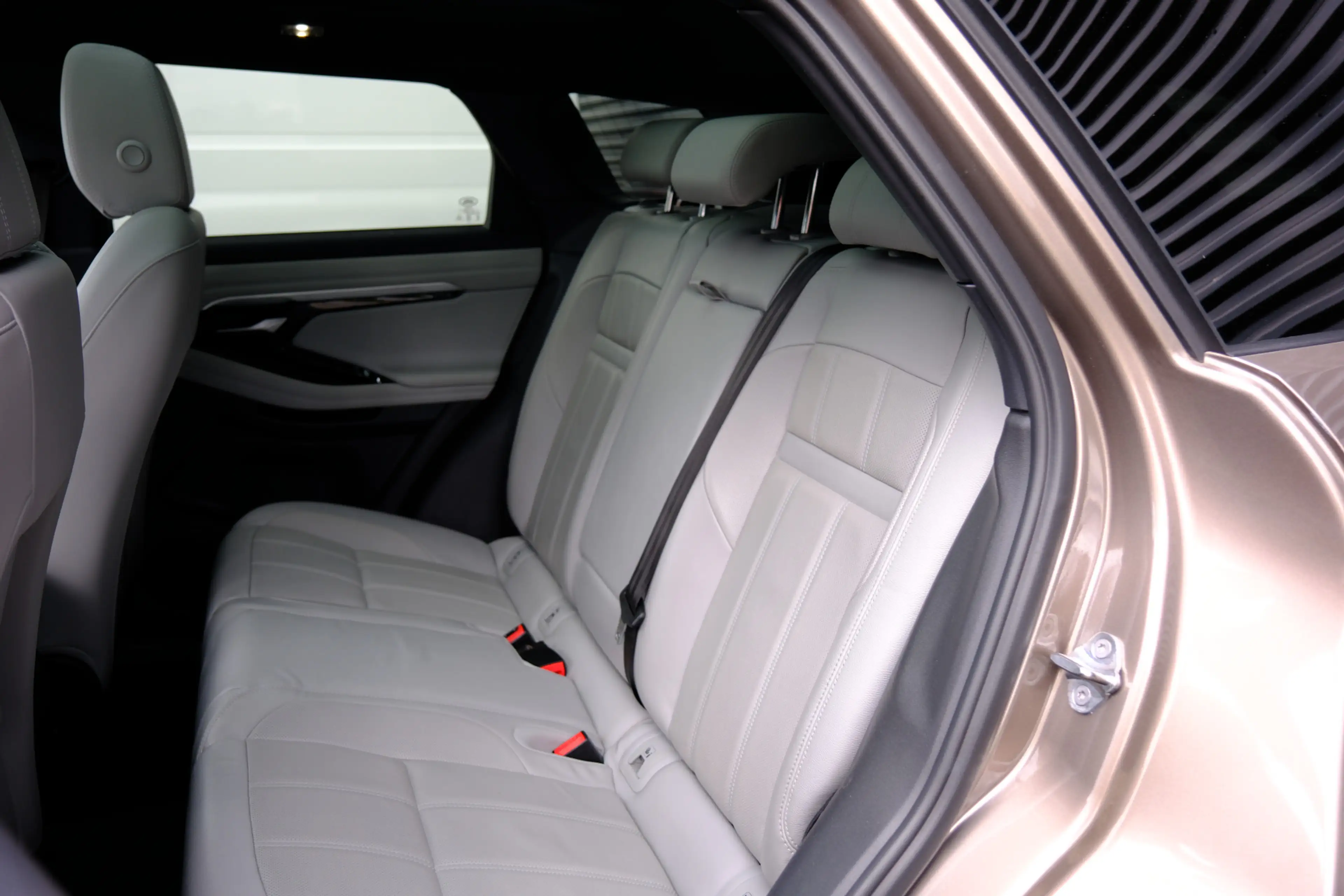 Land Rover Range Rover Evoque P300e AWD SE | Schuifkanteldak | Meridan Surround — photo 5