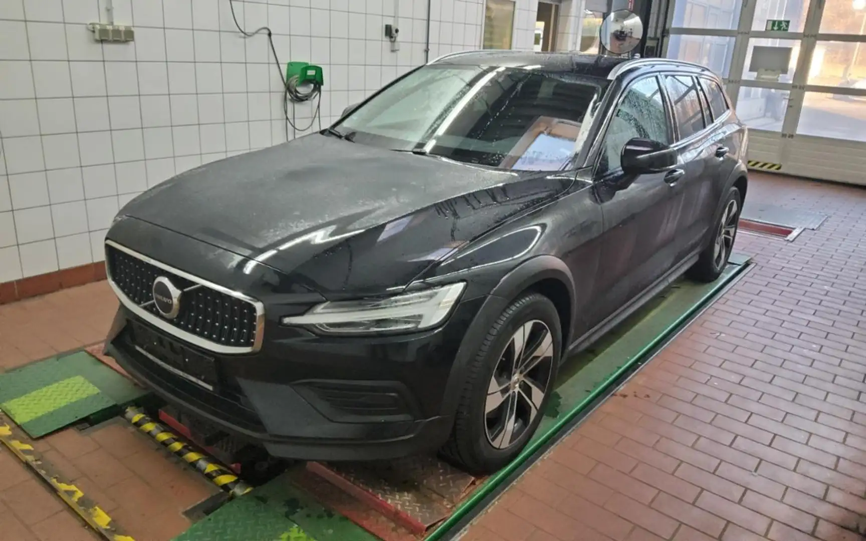 Volvo V60 Cross Country B4 (D) AWD  PLUS MET+MEMORY+LM Schwarz - 2