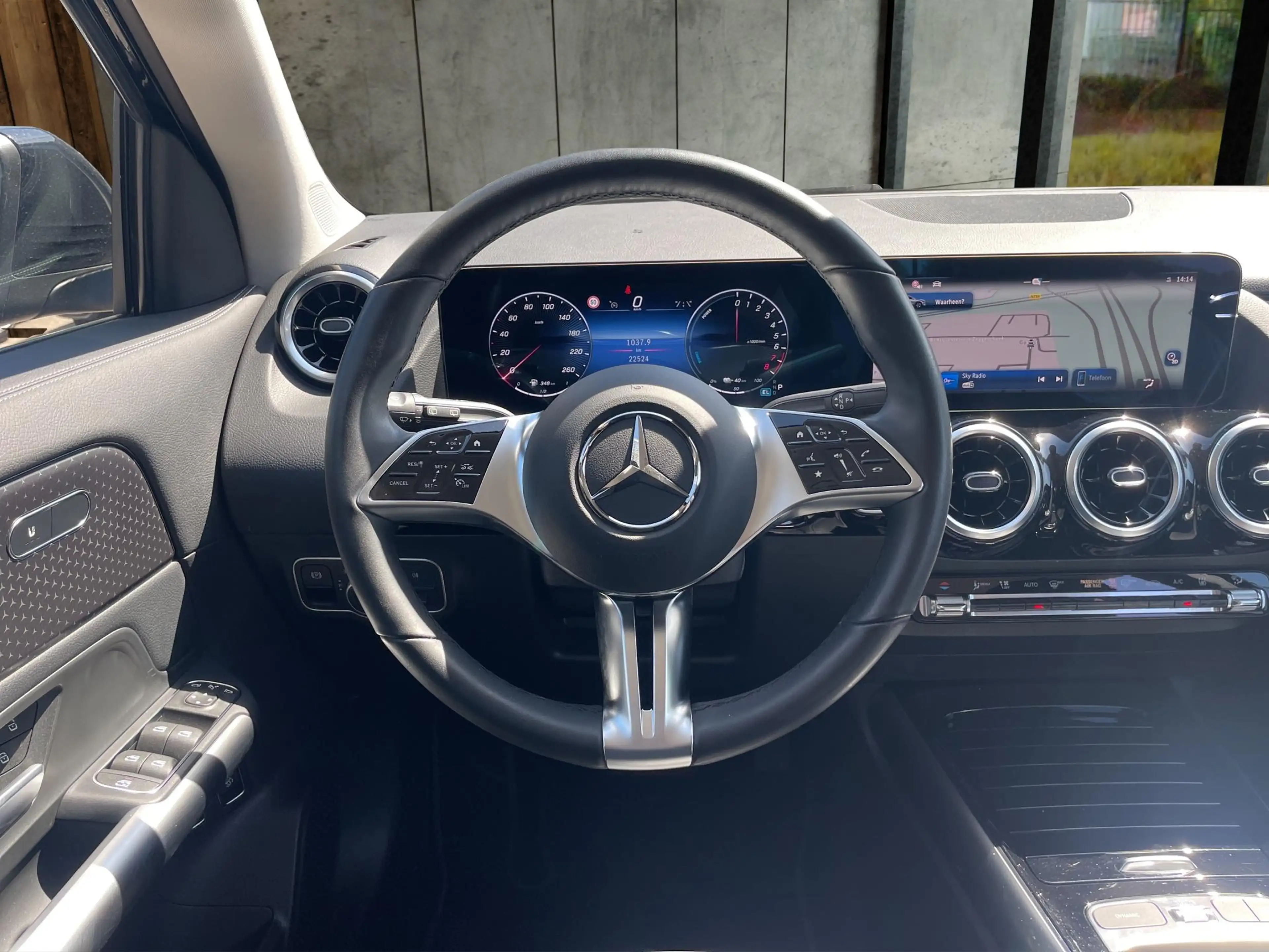 Mercedes-Benz GLA 250 e Luxury — photo 10