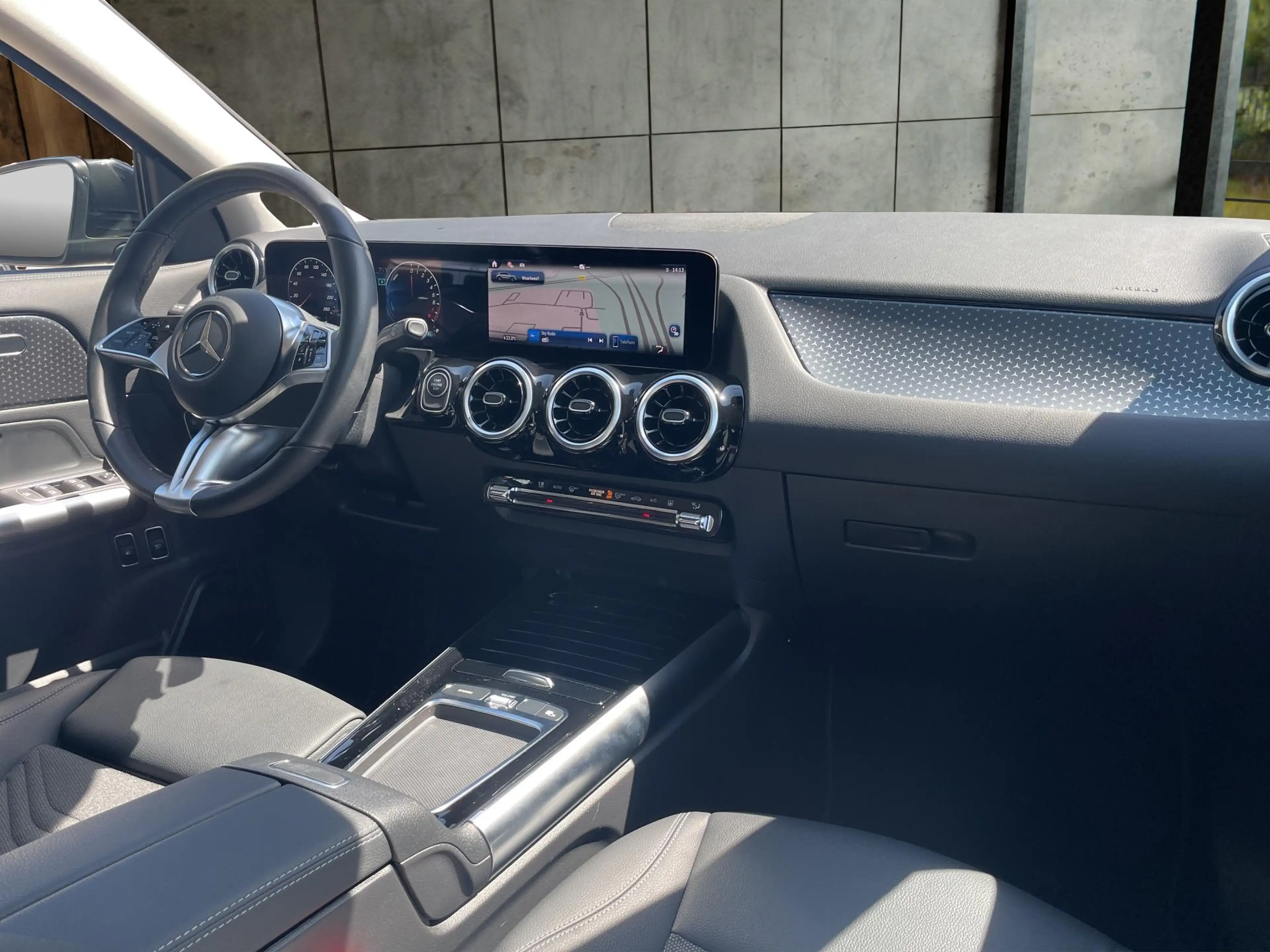 Mercedes-Benz GLA 250 e Luxury — photo 9