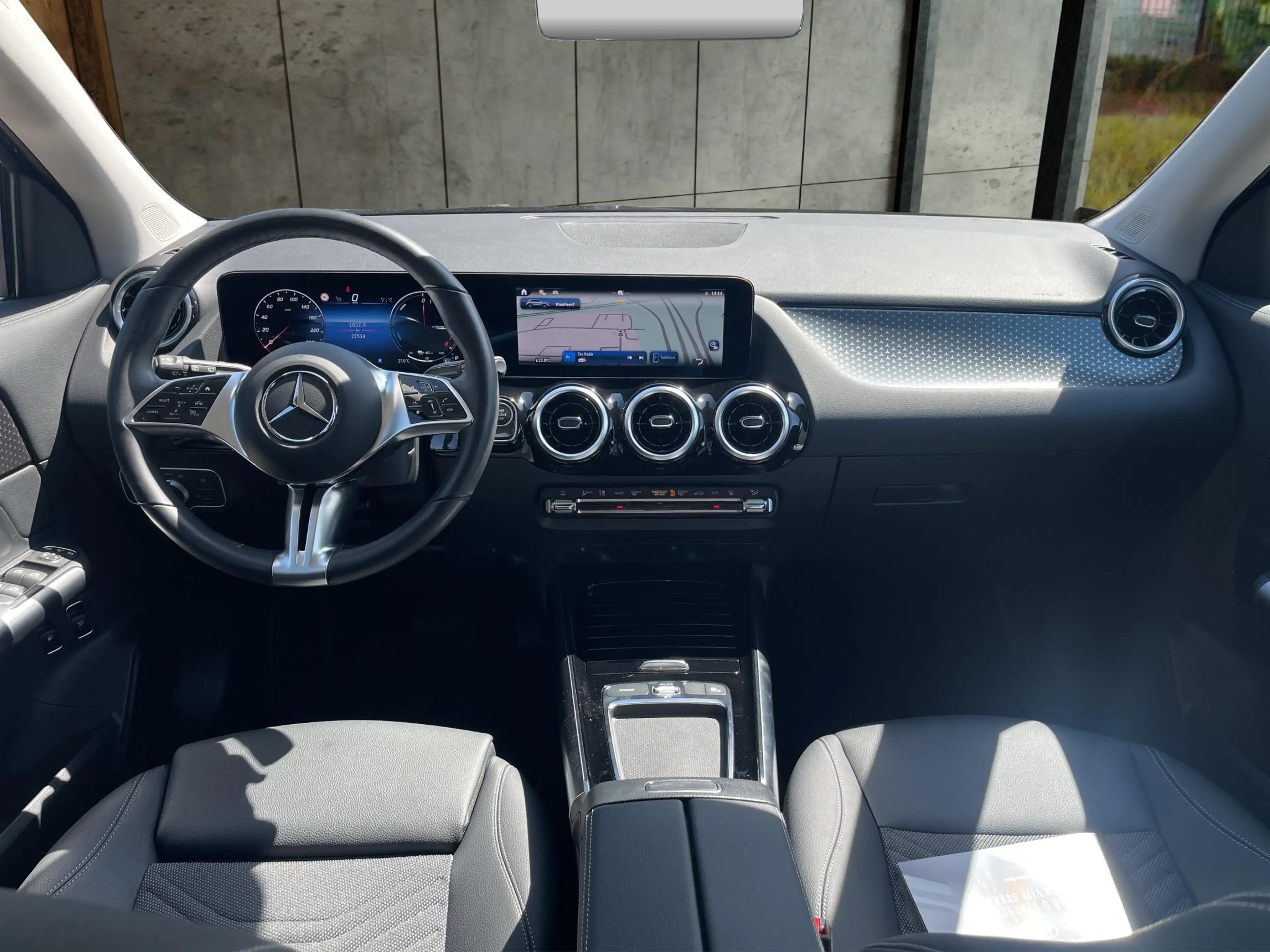 Mercedes-Benz GLA 250 e Luxury — photo 11