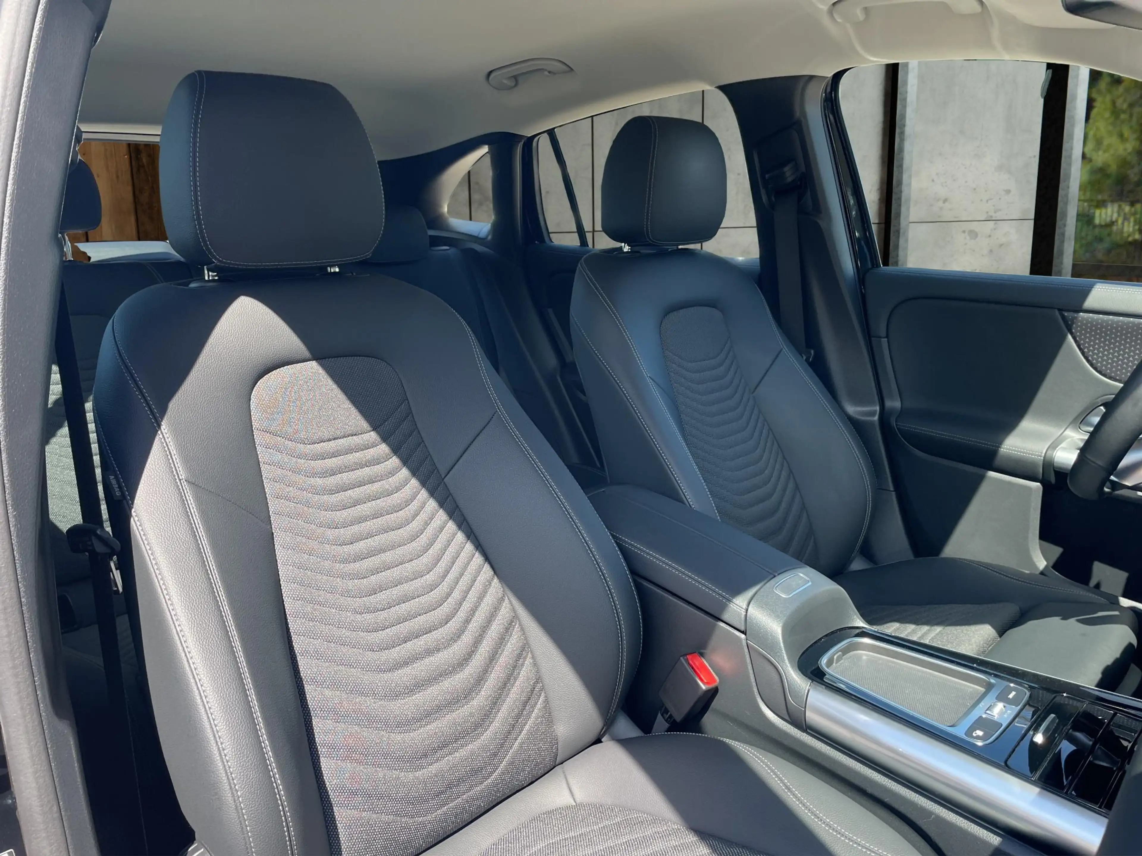 Mercedes-Benz GLA 250 e Luxury — photo 12