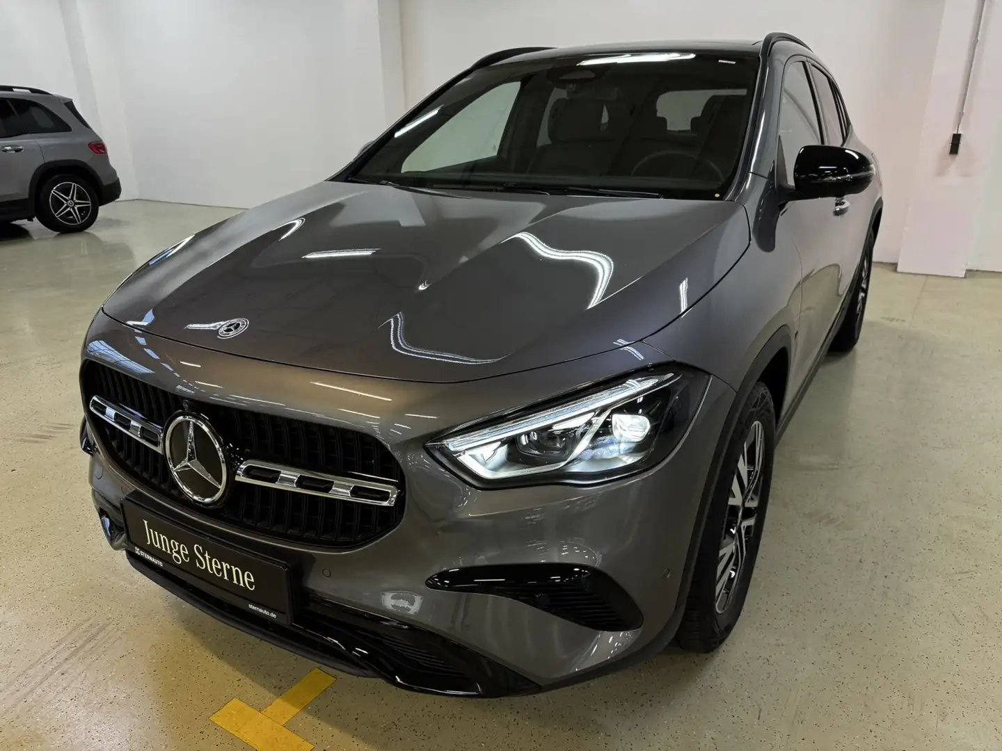 Mercedes-Benz GLA 200 GLA 200 Prog Adv Plus Distr Pano Multibeam 360 Cam Grau - 2
