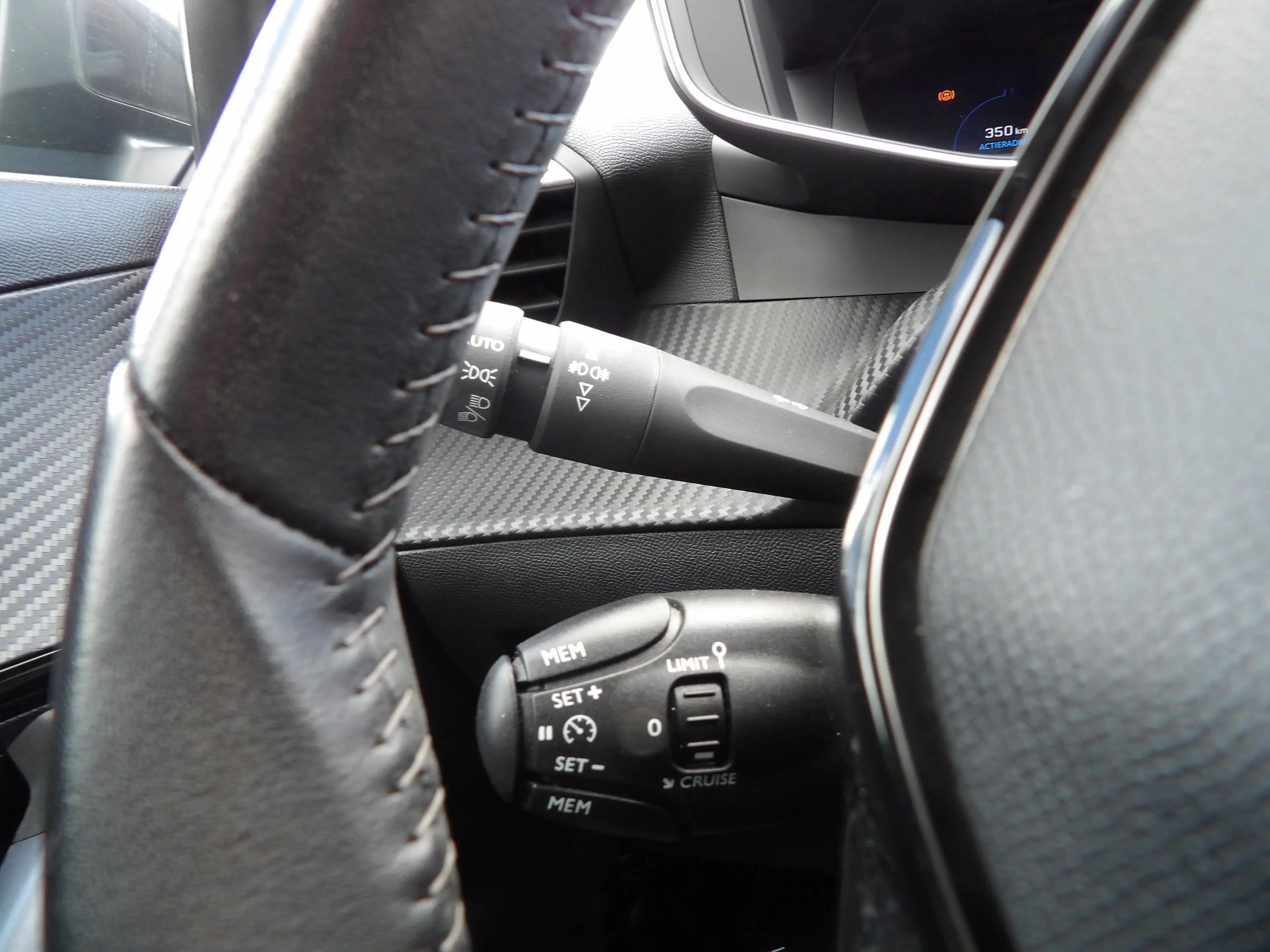 Peugeot 2008 2008 1.2 PureTech Allure Pack S — photo 10