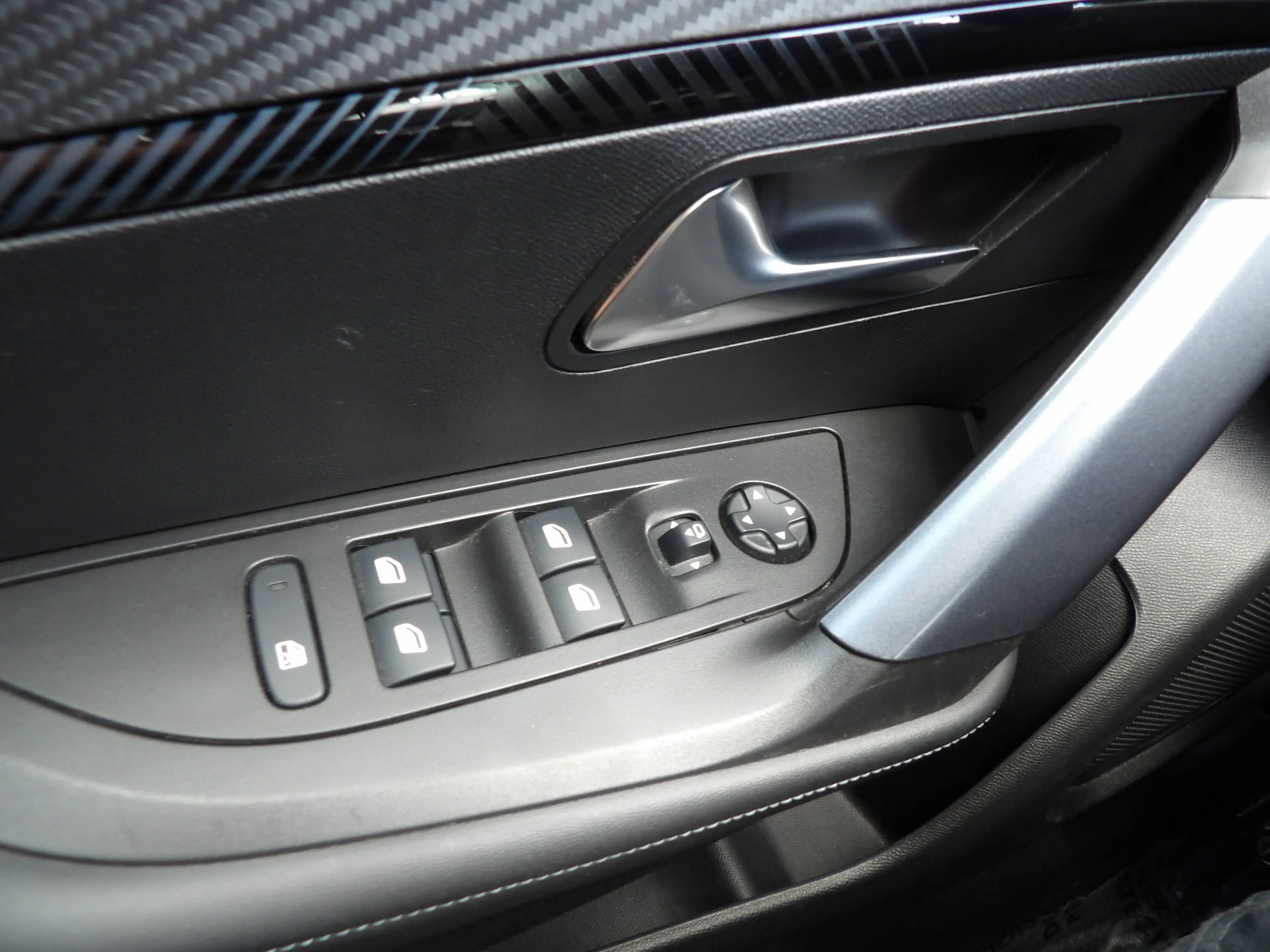 Peugeot 2008 2008 1.2 PureTech Allure Pack S — photo 9