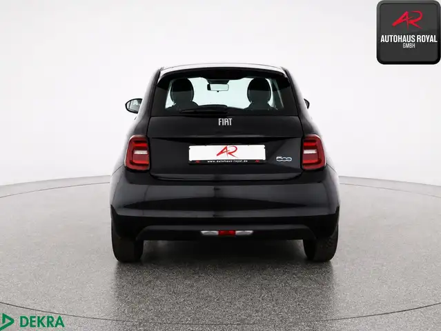 Fiat 500e view 4
