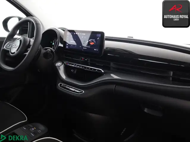 Fiat 500e view 9