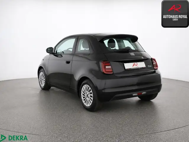 Fiat 500e view 3