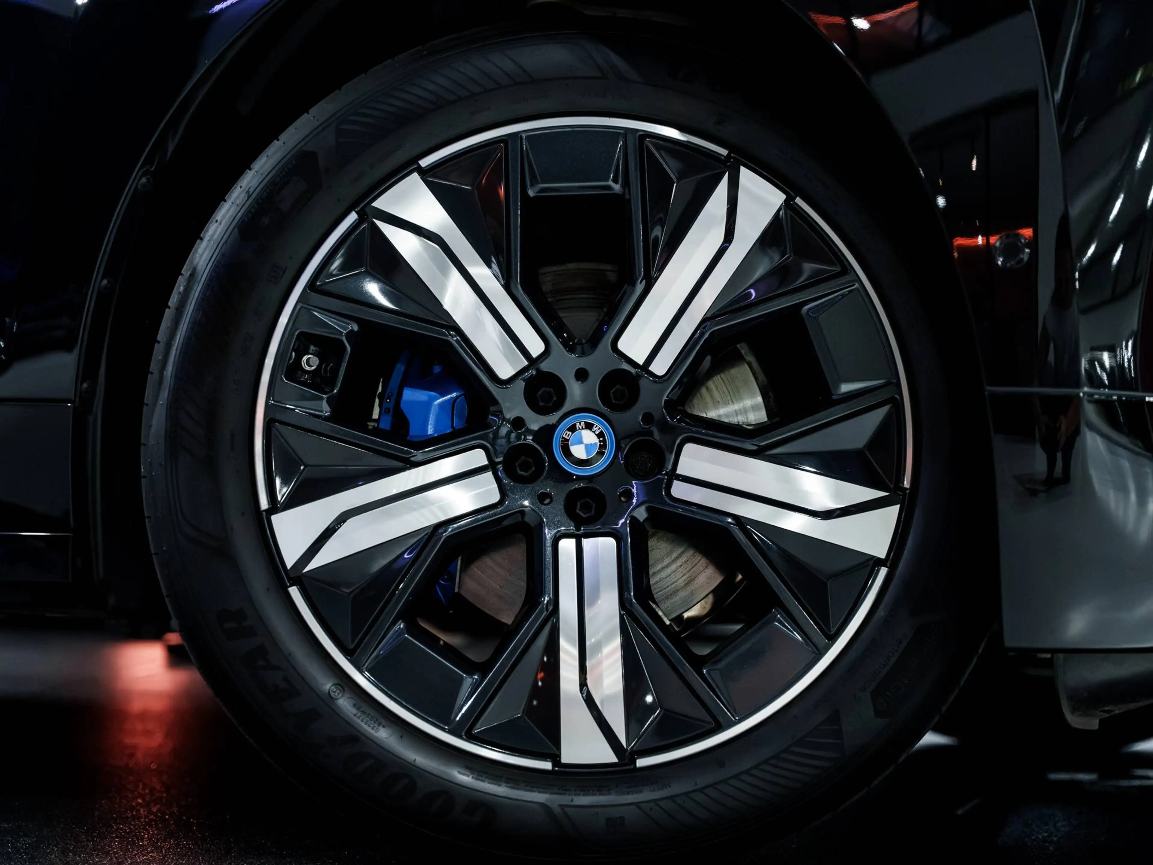 BMW iX xDrive40 - 21" - Driving Assist Pro - 360° - Trekhaak - Comfort Access - 4-Zone - Stoelverwarming — photo 2