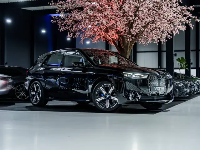 BMW iX xDrive40 - 21" - Driving Assist Pro - 360° - Trekhaak - Comfort Access - 4-Zone - Stoelverwarming