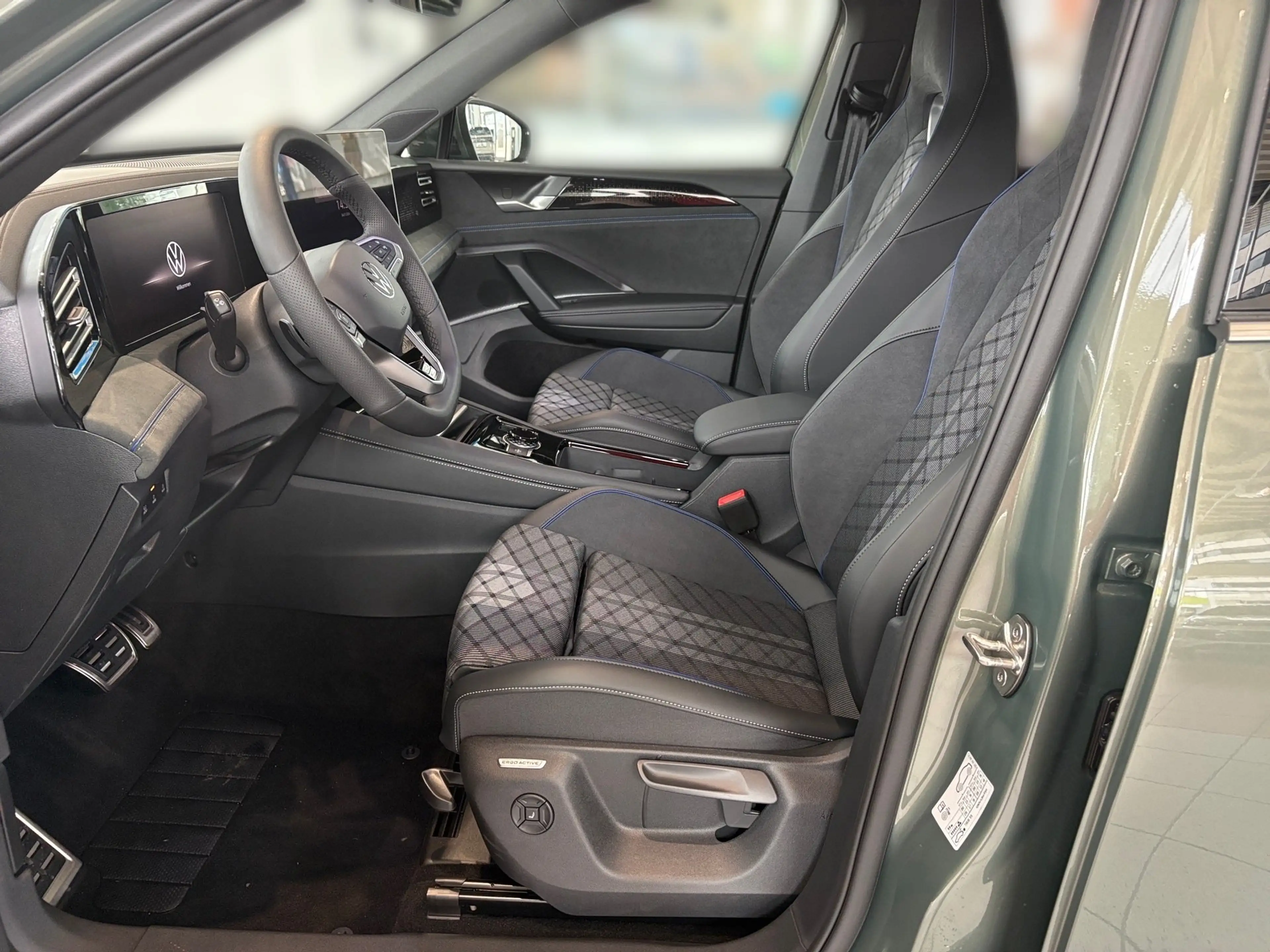 Volkswagen Tiguan 1.5 eTSI R-Line *AHK*NAVI*KAMERA* — photo 11