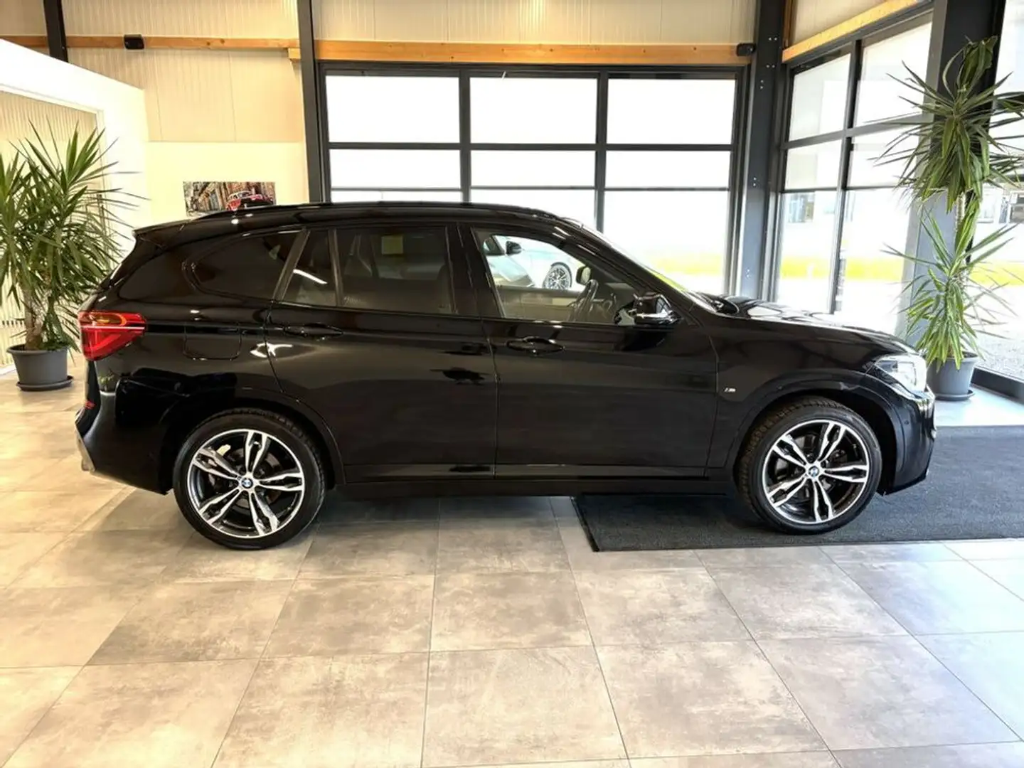 BMW X1 xDrive25d M-Sport *LED*PDC*NAV*AHK*HUD* Schwarz - 2