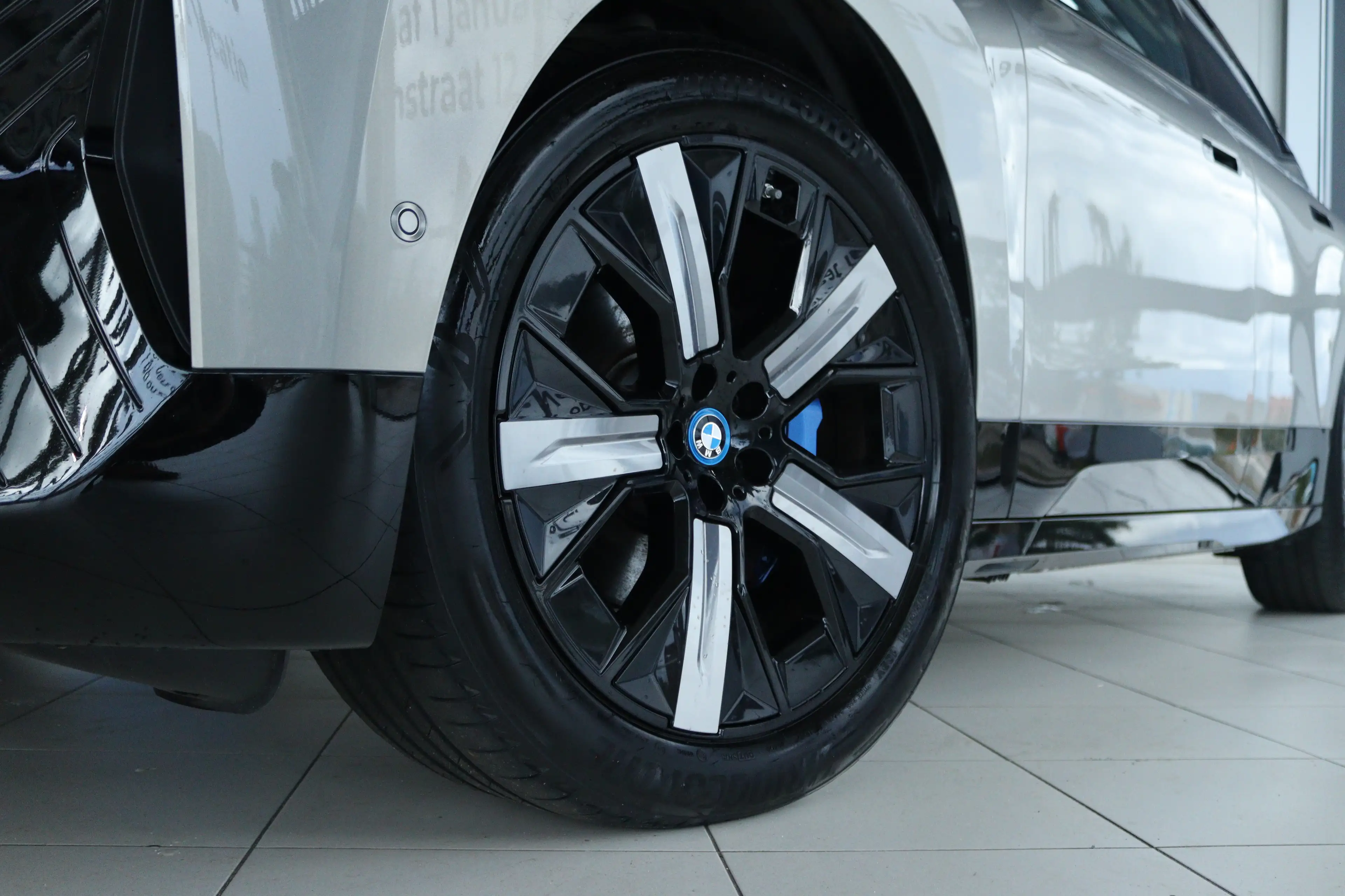 BMW iX xDrive50 High Executive 112 kWh M-Sport | Driving — photo 8
