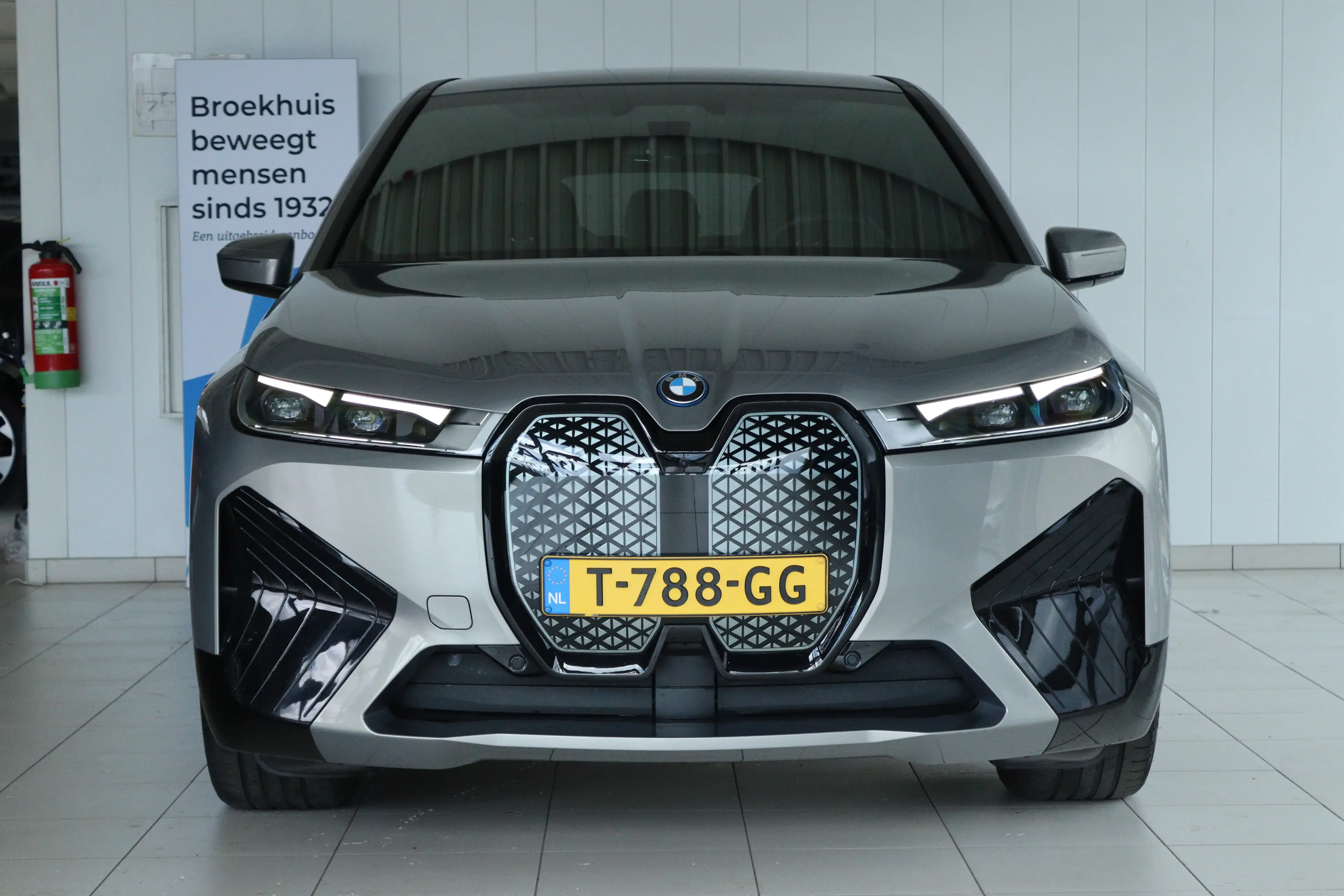 BMW iX xDrive50 High Executive 112 kWh M-Sport | Driving — photo 14