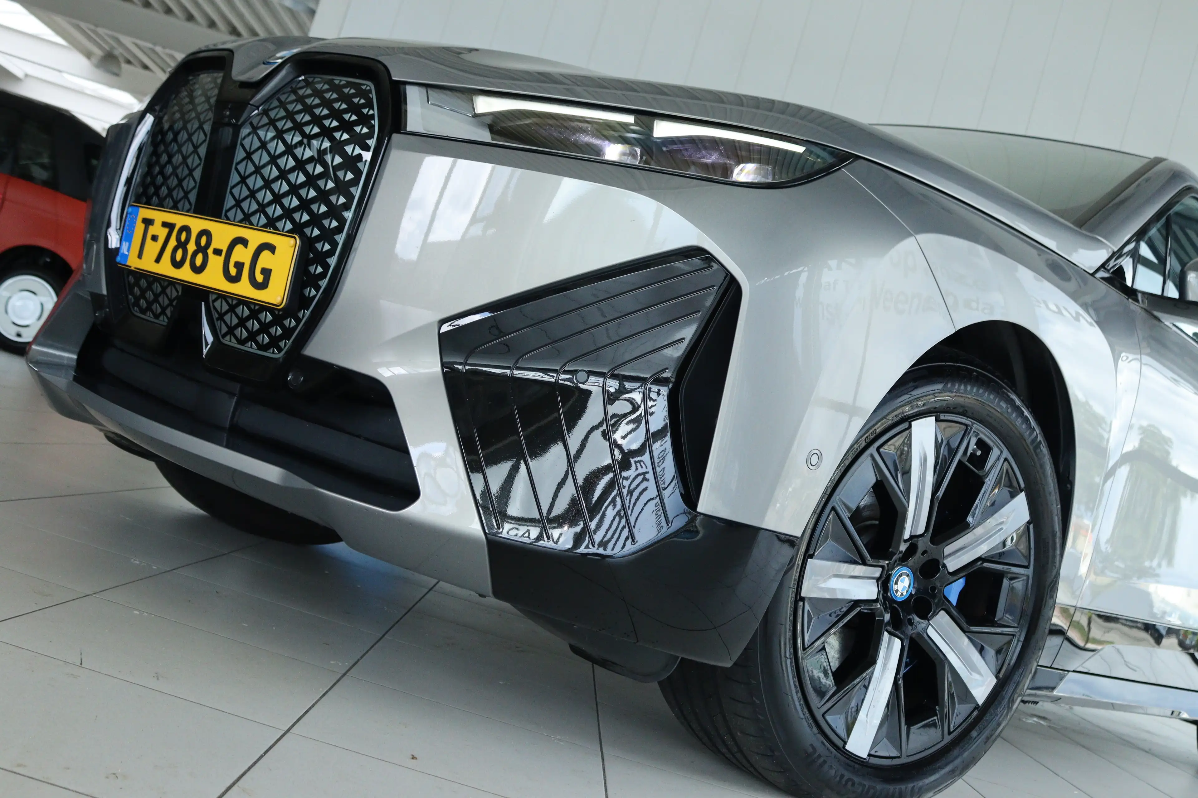 BMW iX xDrive50 High Executive 112 kWh M-Sport | Driving — photo 5