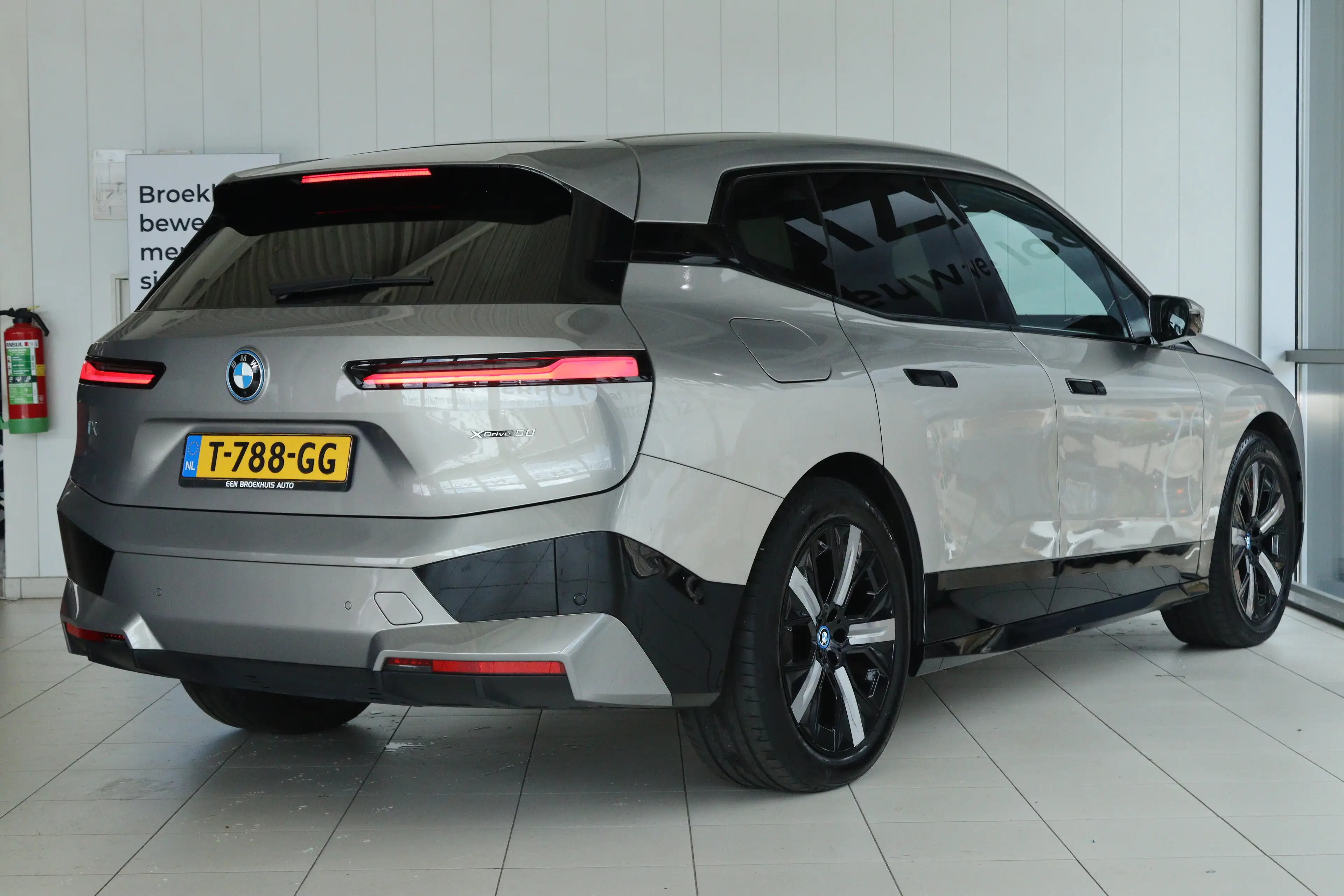 BMW iX xDrive50 High Executive 112 kWh M-Sport | Driving — photo 2