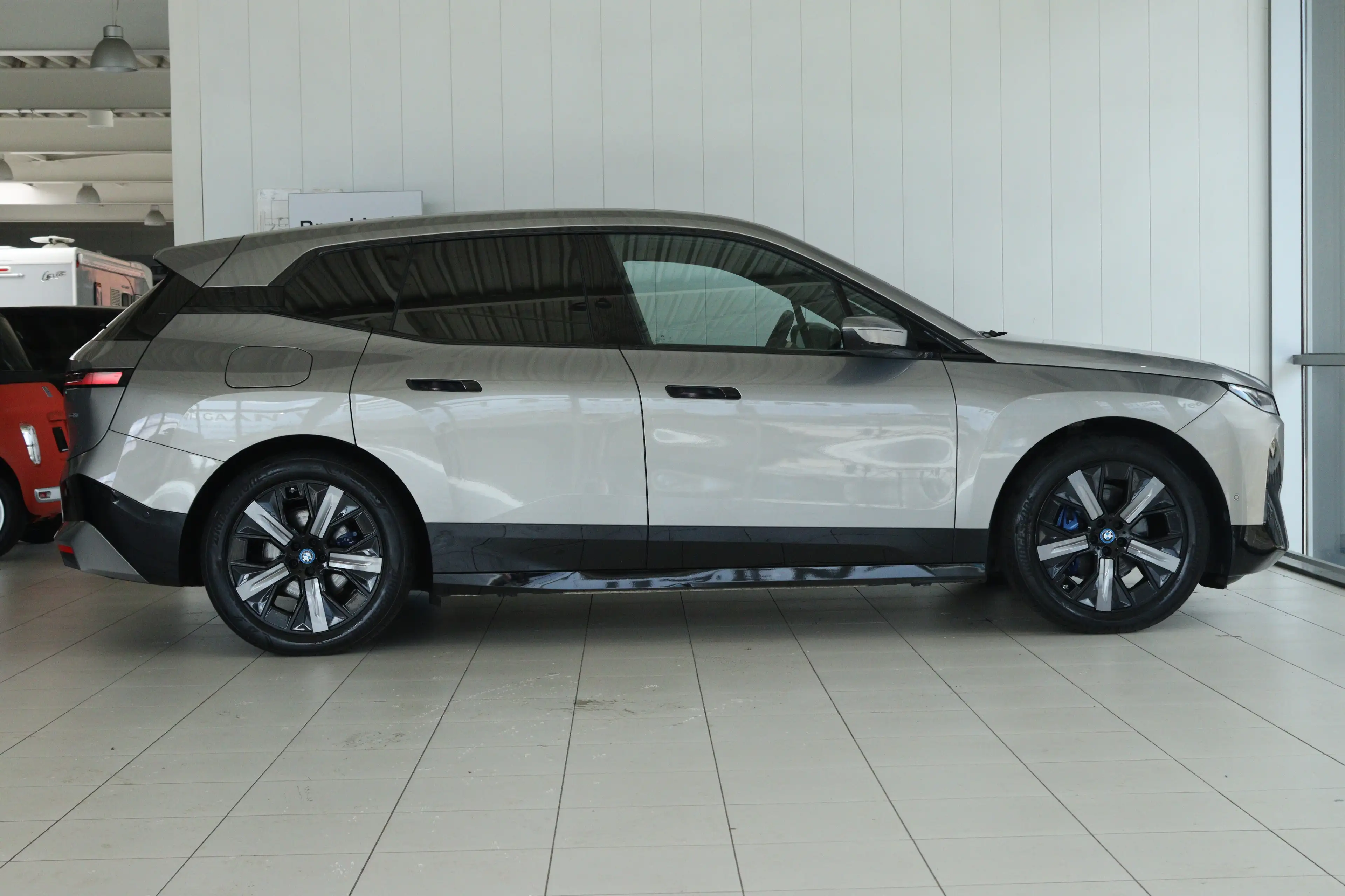 BMW iX xDrive50 High Executive 112 kWh M-Sport | Driving — photo 15