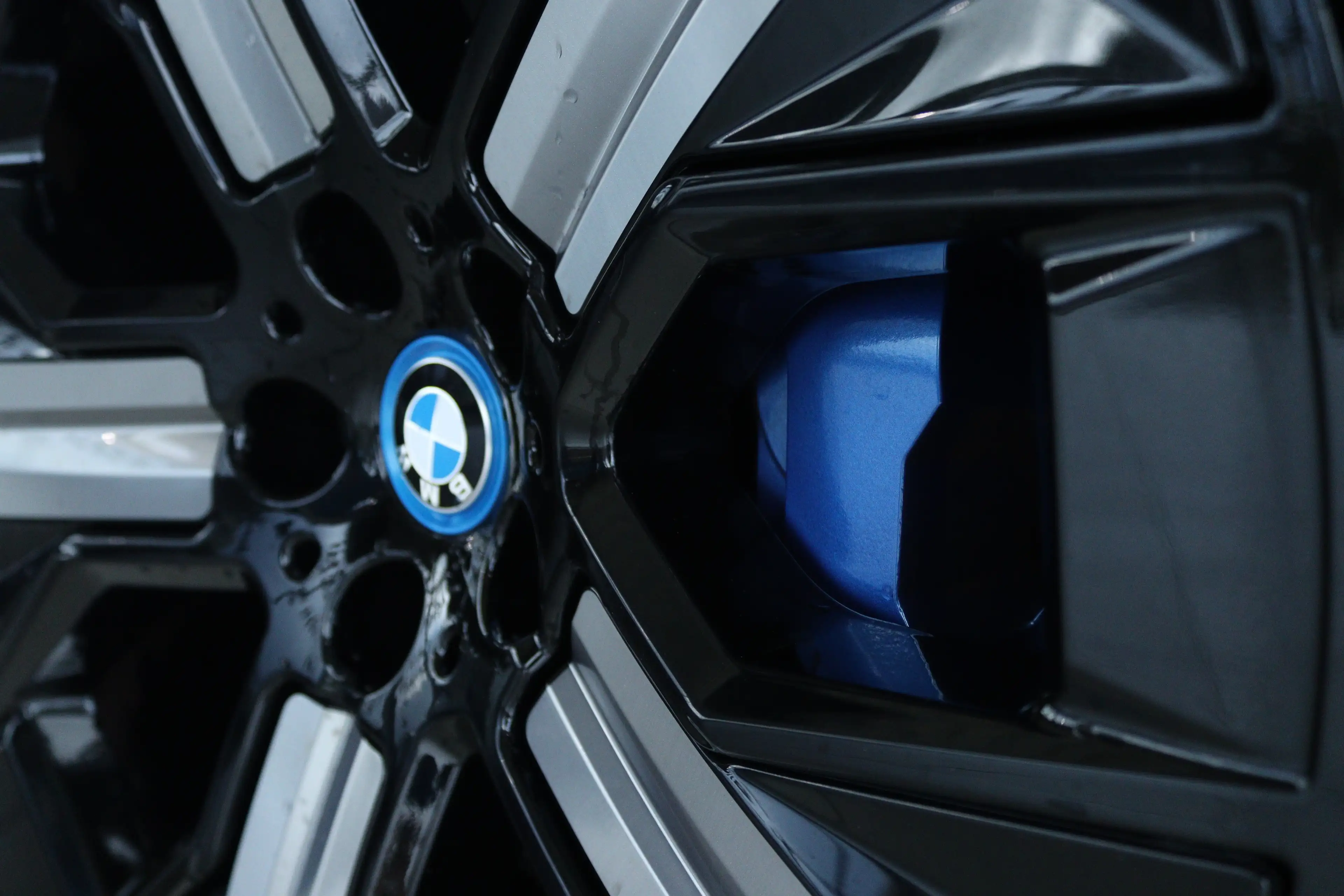 BMW iX xDrive50 High Executive 112 kWh M-Sport | Driving — photo 9