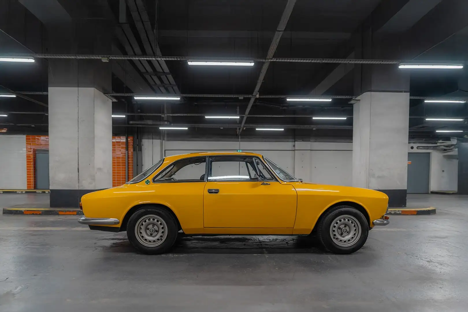 Alfa Romeo Giulia 1750 GT Veloce Orange - 2