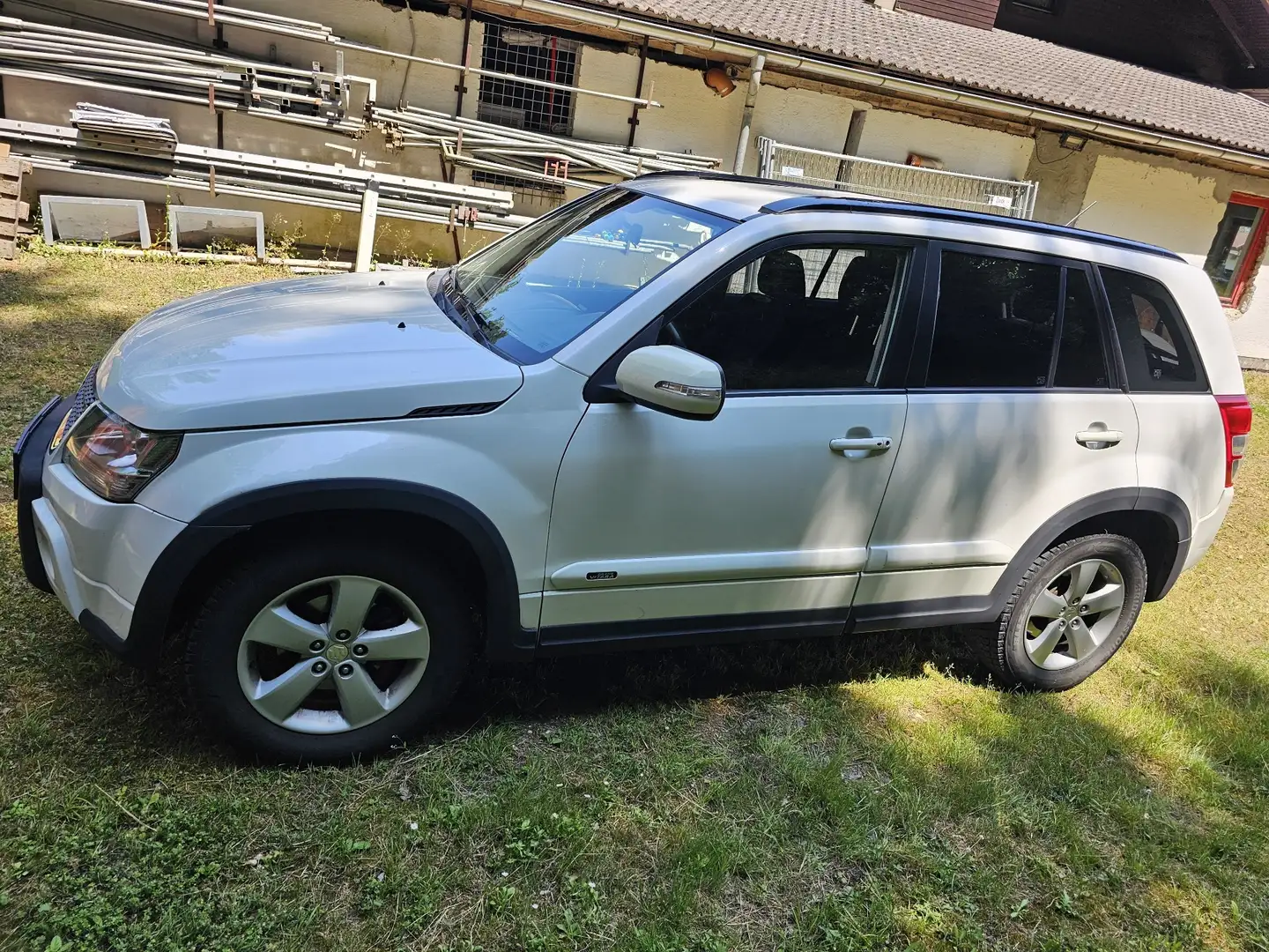 Suzuki Grand Vitara 2,4 executive Aut. Blanc - 1