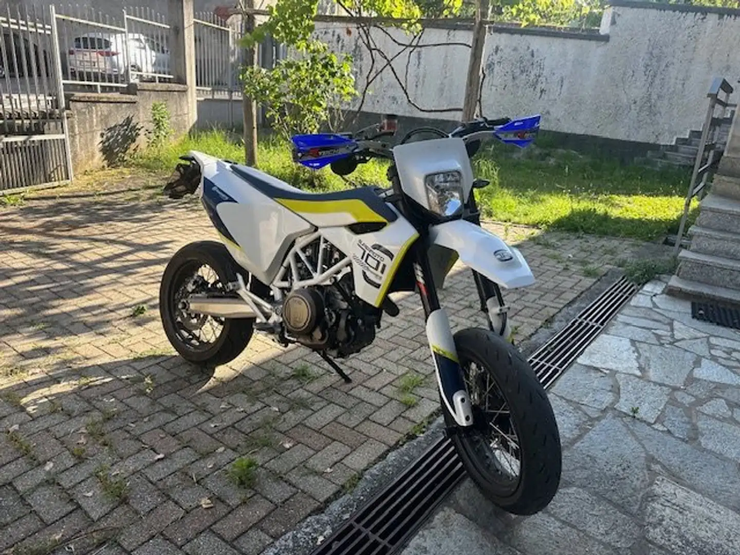 Husqvarna 701 Supermoto DEPOTENZIATA      ARROW+ POMPA BREMBO Bianco - 1