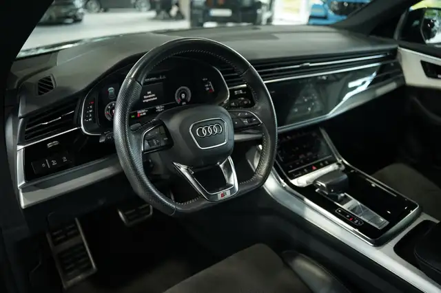 Audi Q8 view 28